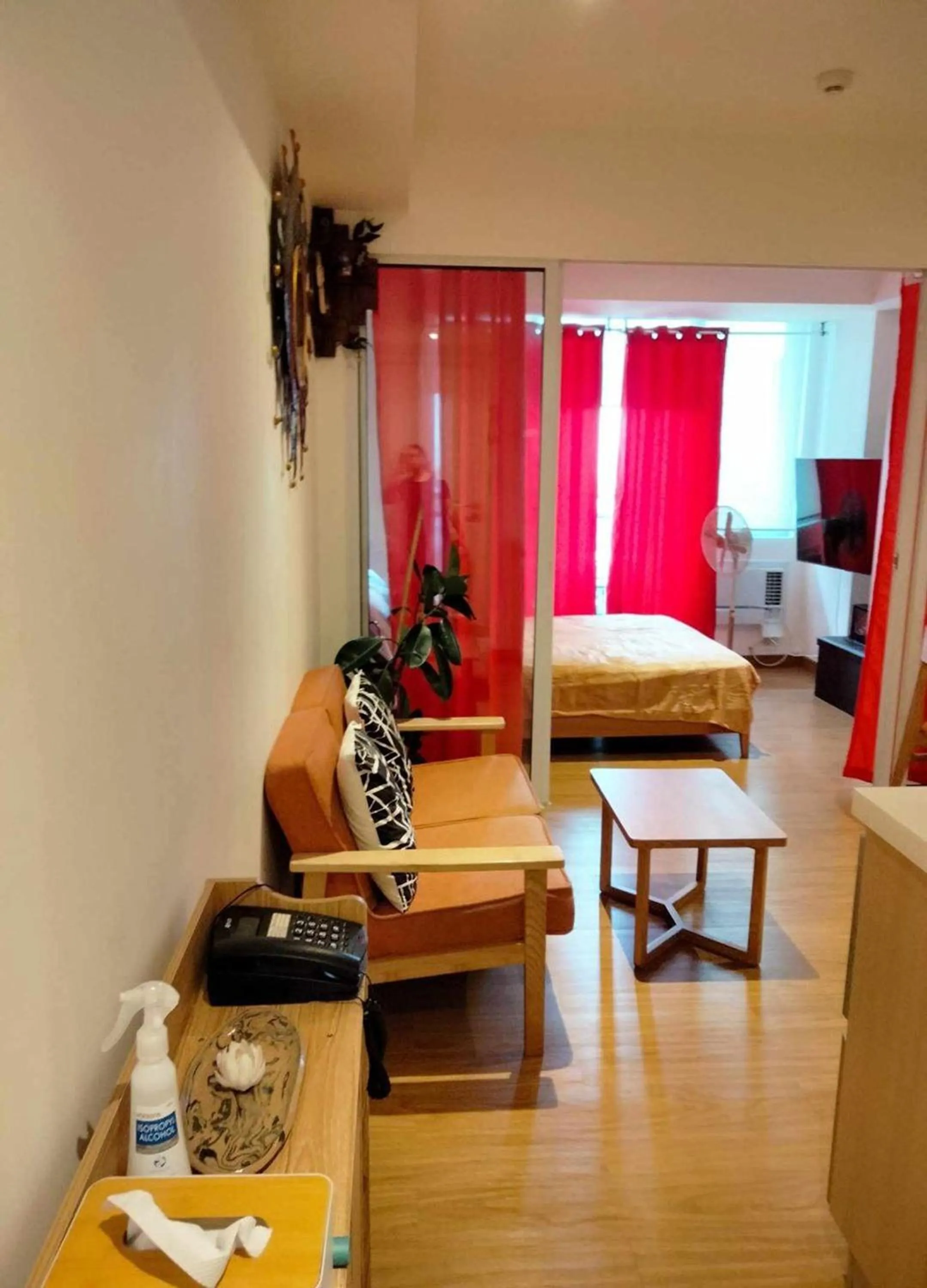 Living room, Bed in Budget Suite Paranaque