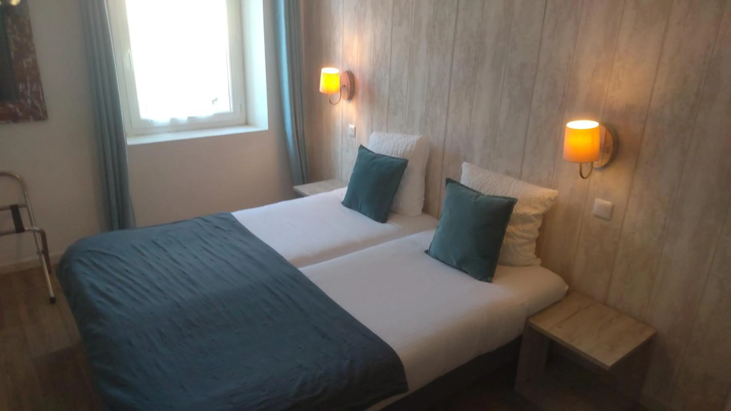 Bed in Logis Hôtel La Clé Des Songes