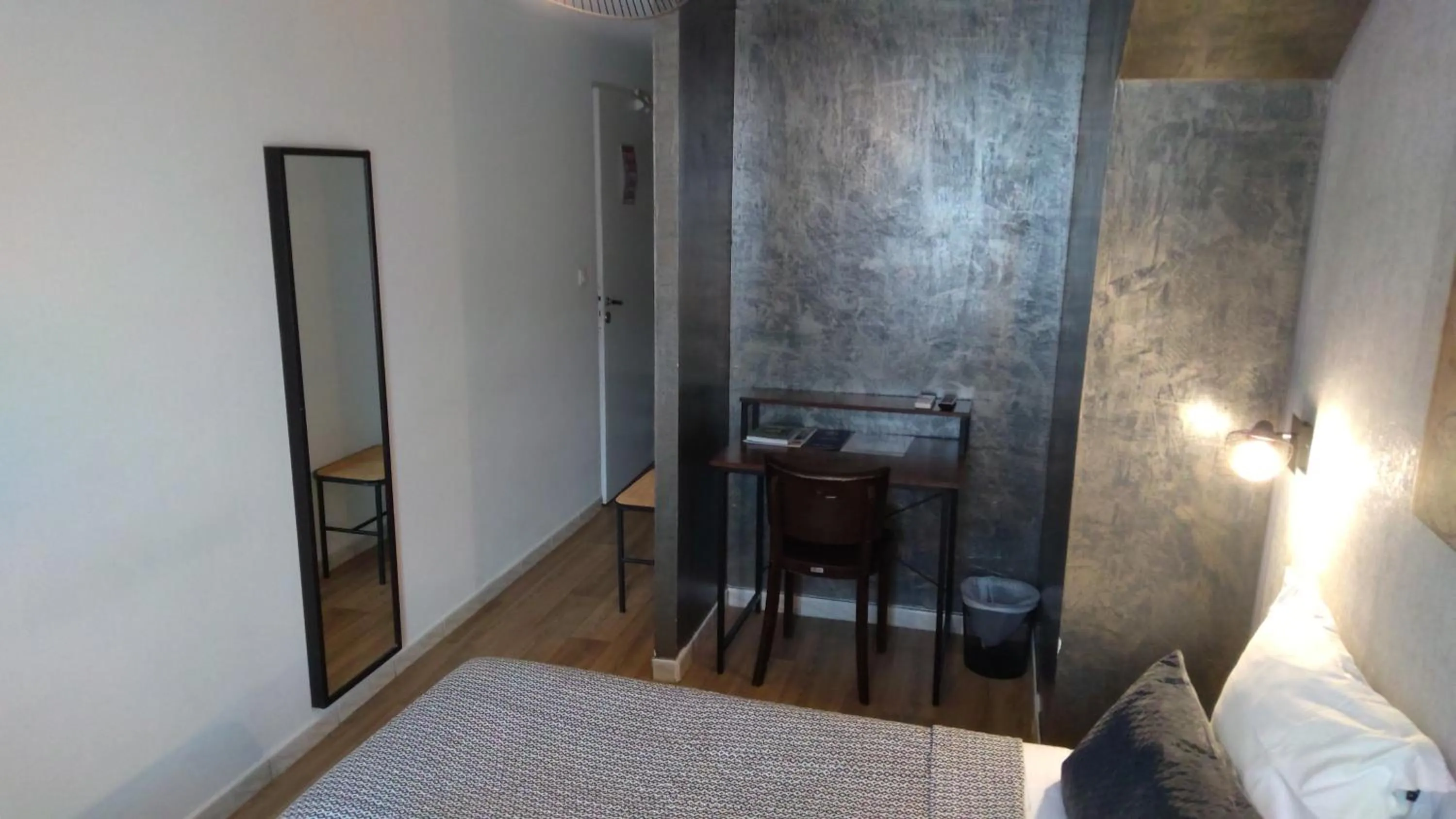 Bed in Logis Hôtel La Clé Des Songes