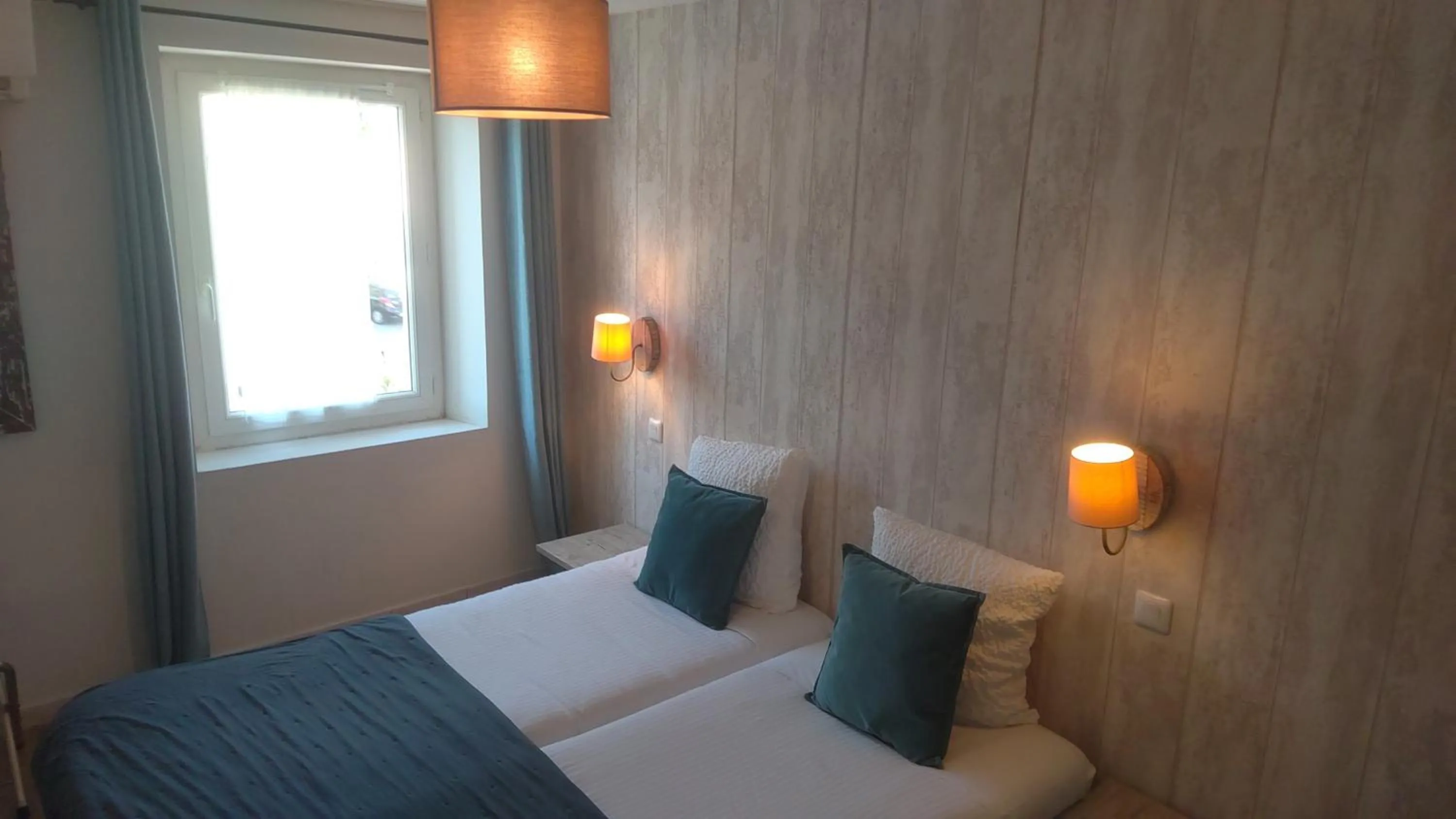 Bed in Logis Hôtel La Clé Des Songes