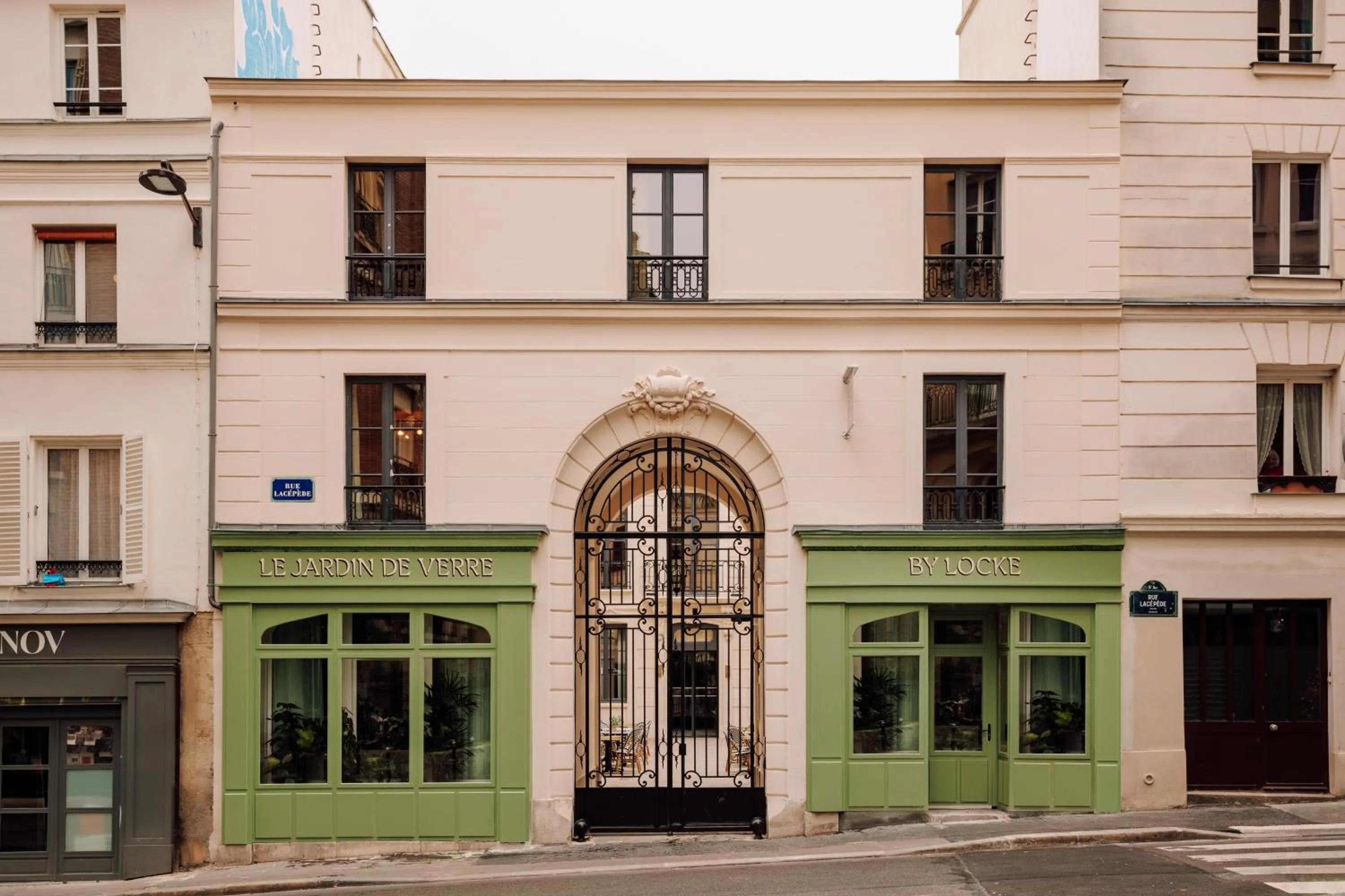 Facade/entrance in Le Jardin de Verre by Locke