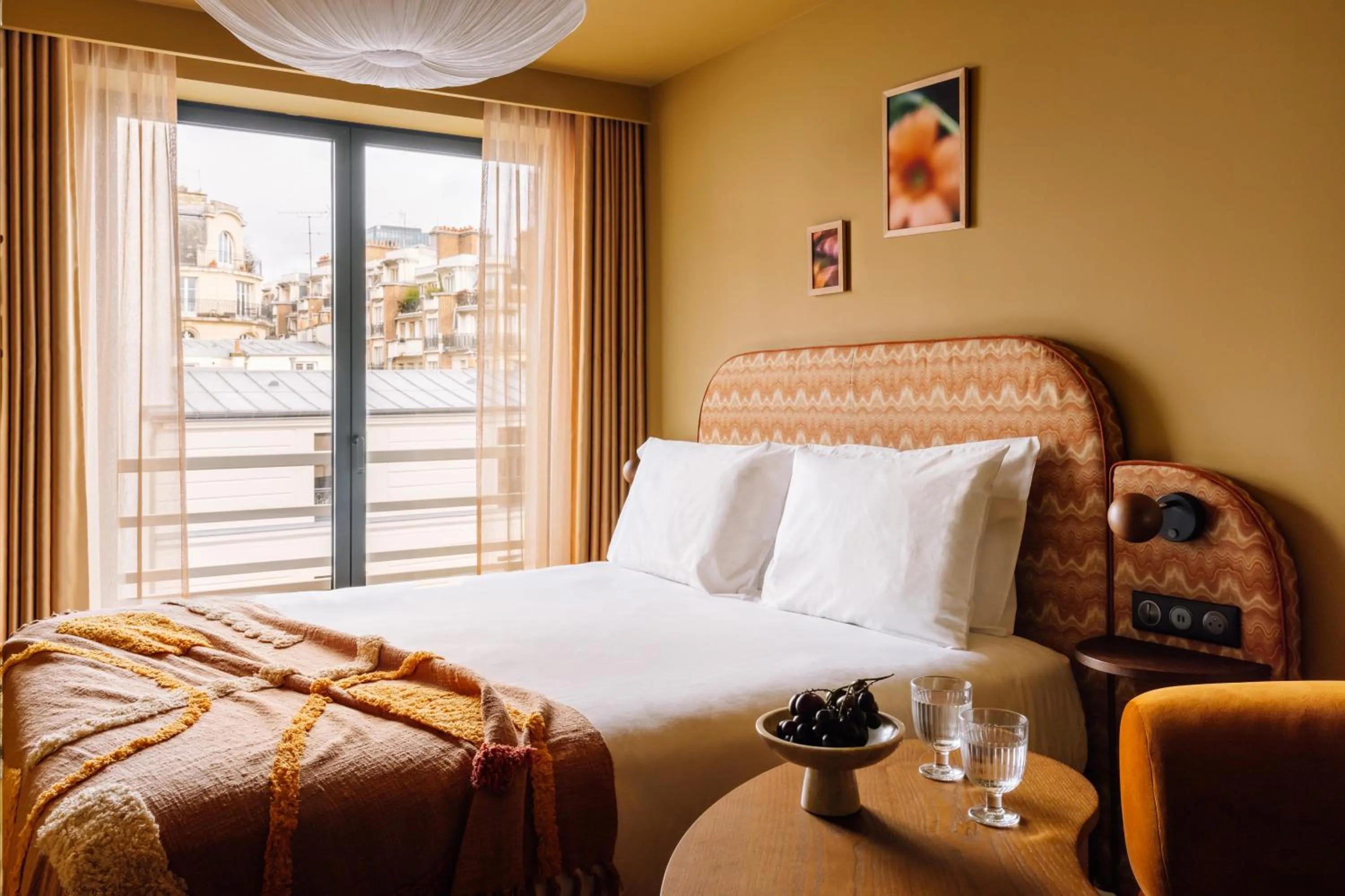 Bed in Le Jardin de Verre by Locke