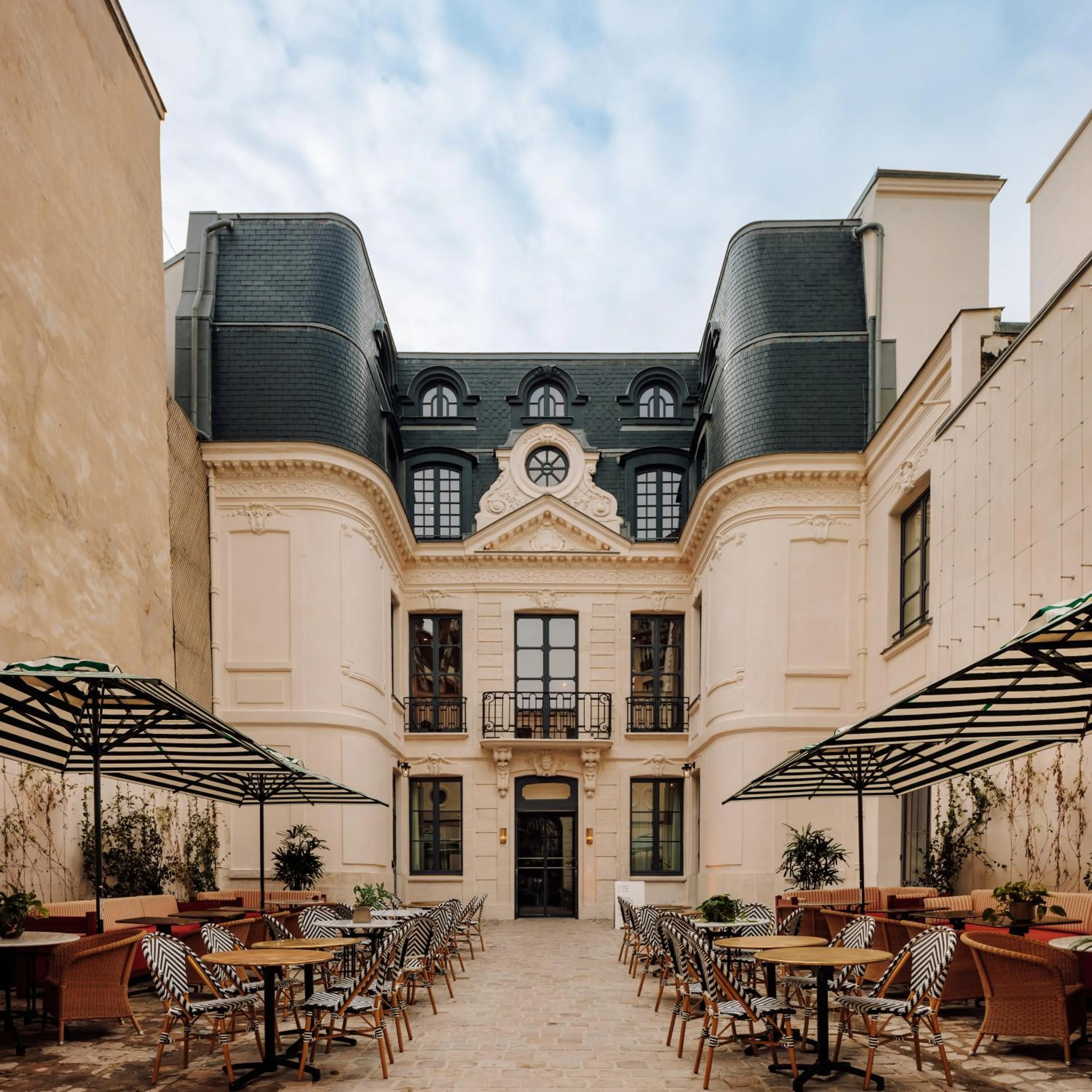 Inner courtyard view in Le Jardin de Verre by Locke