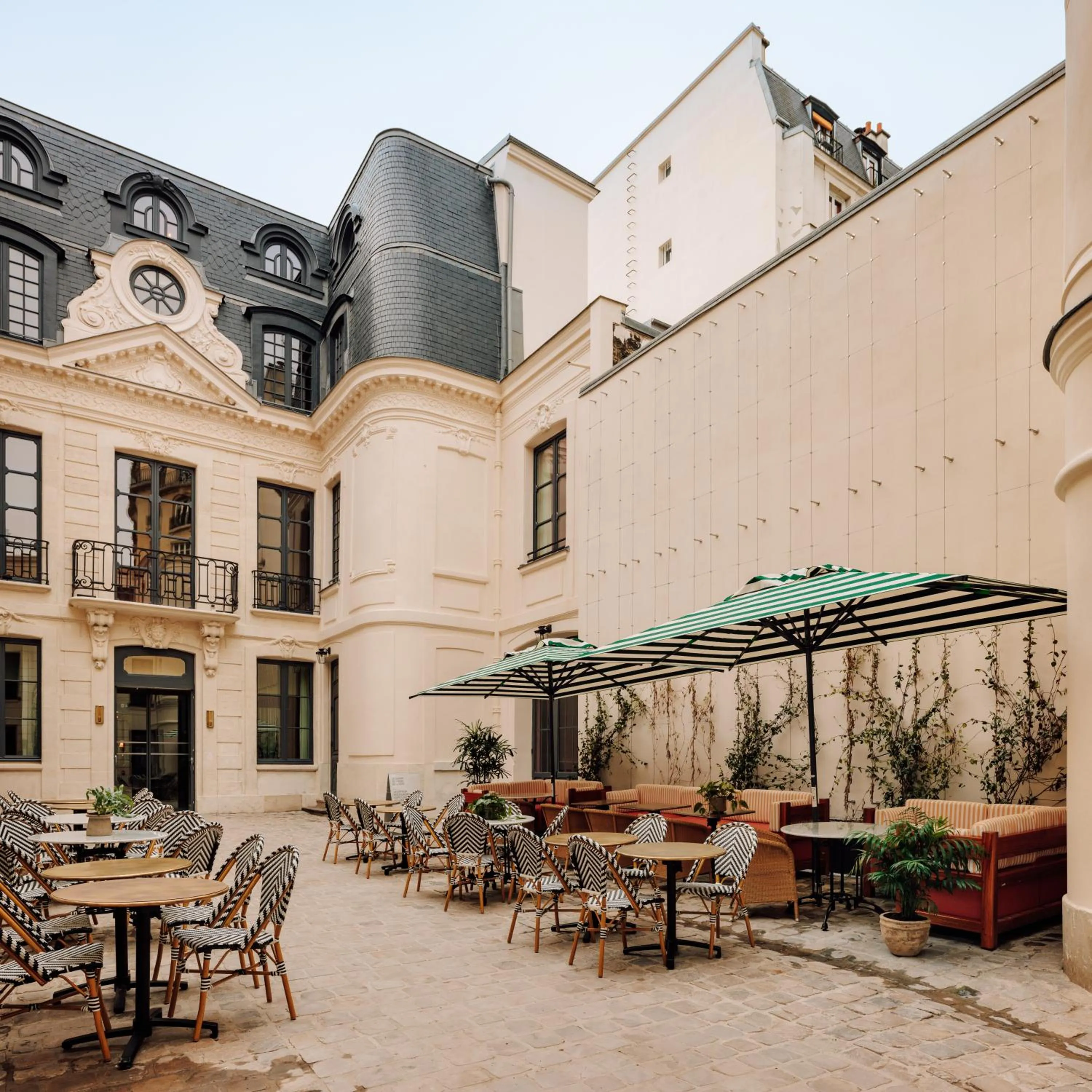 Inner courtyard view in Le Jardin de Verre by Locke