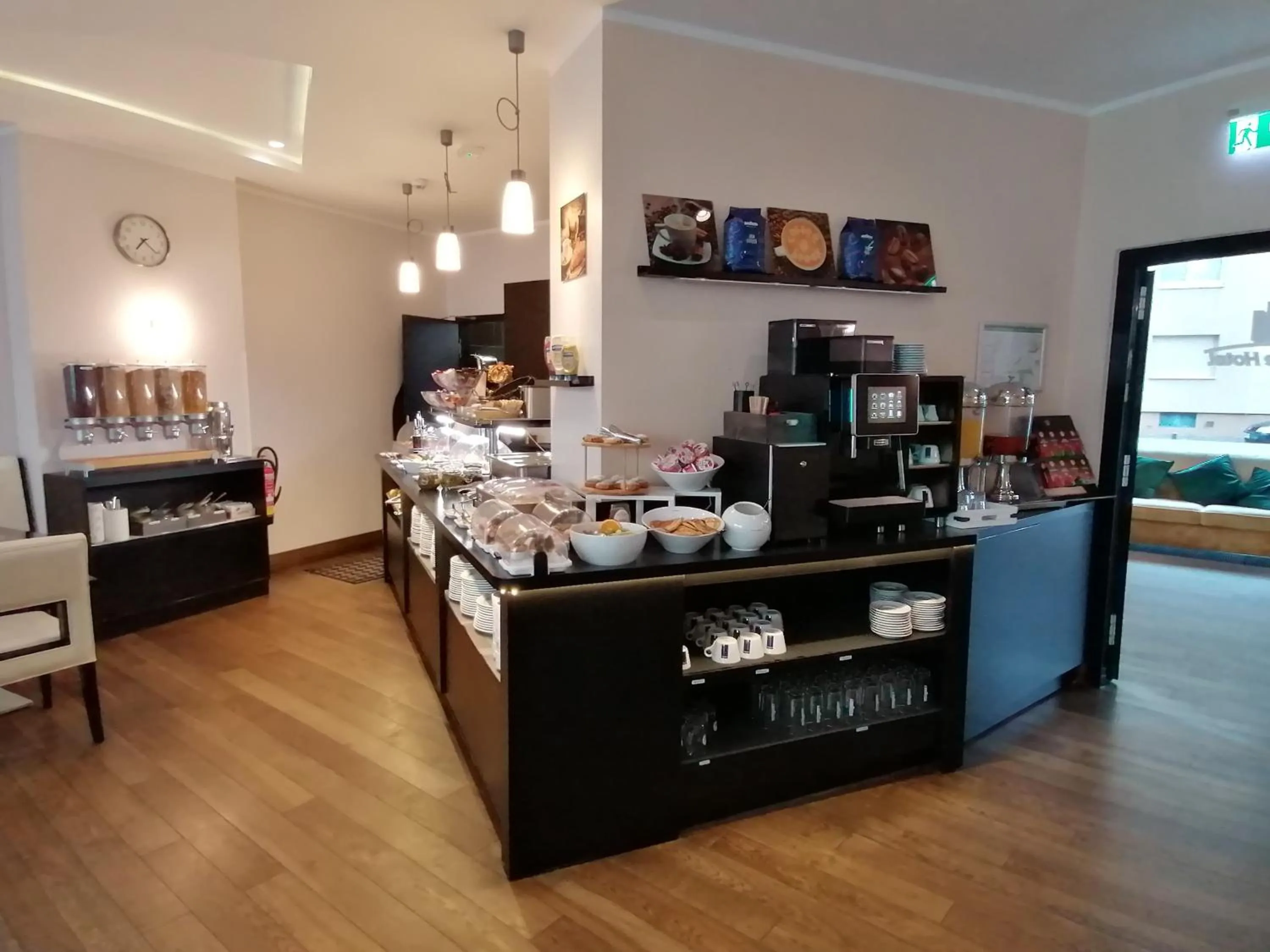 Food and drinks in Skyline Hotel City Frankfurt