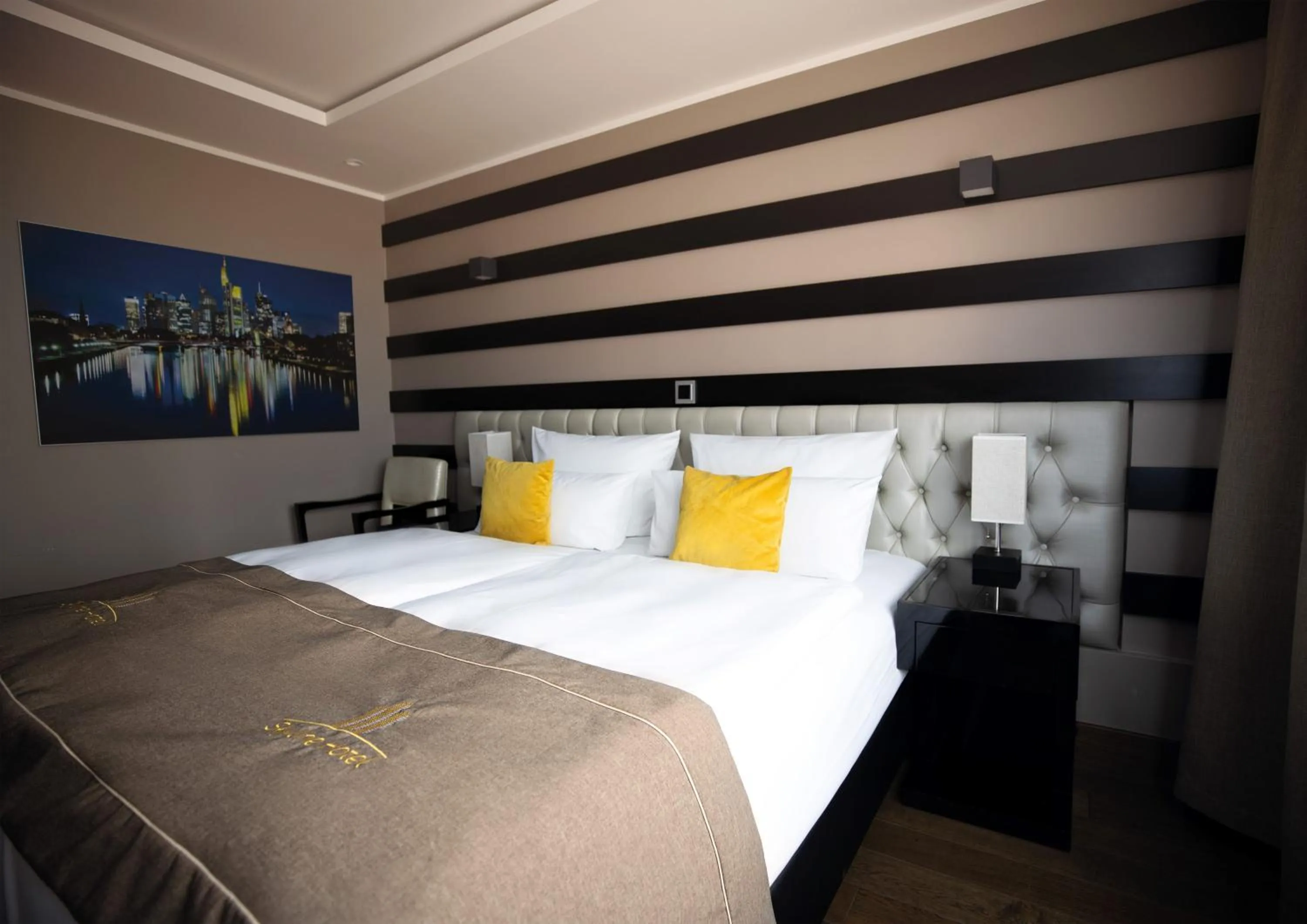 Bed in Skyline Hotel City Frankfurt