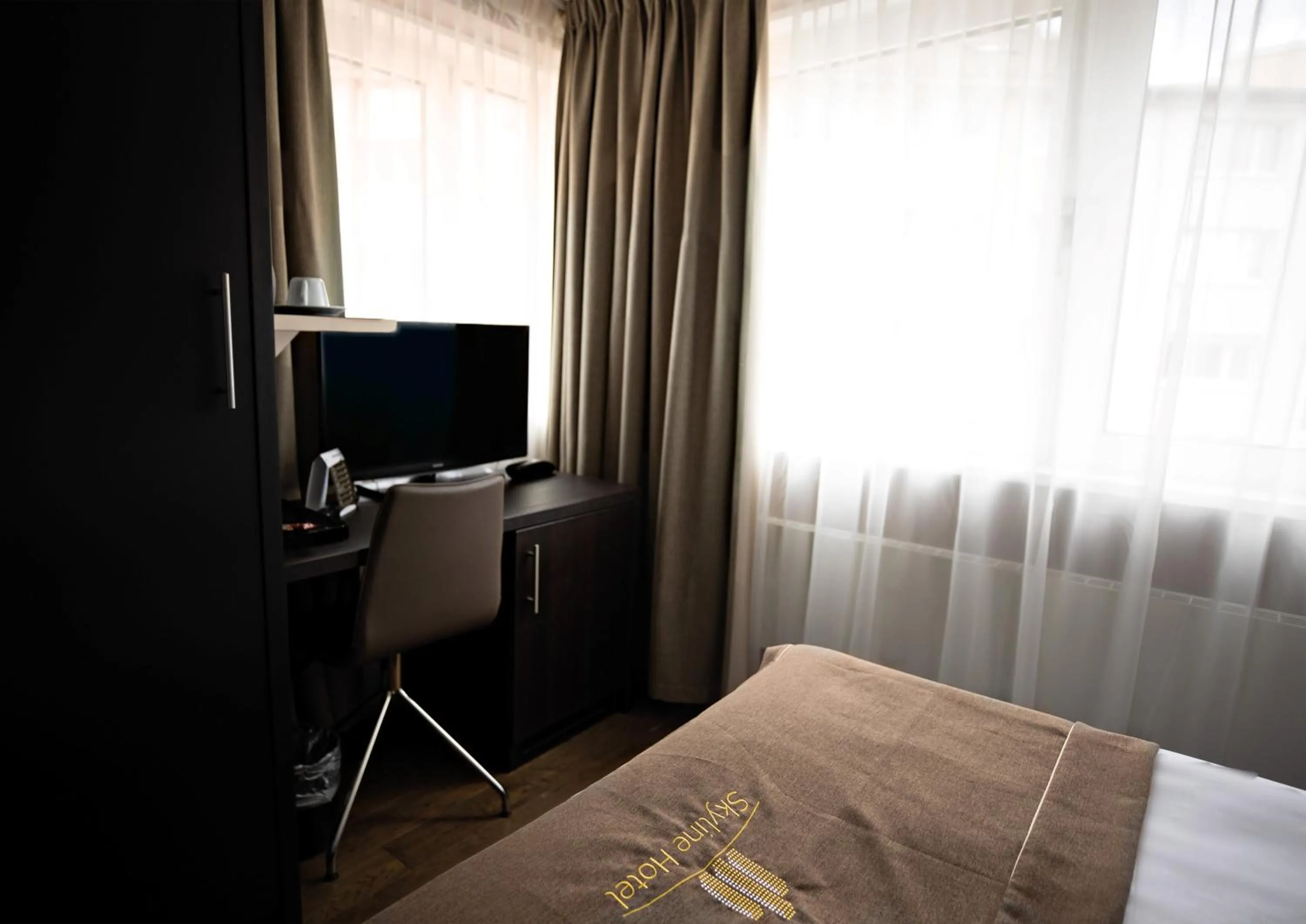 Photo of the whole room, Bed in Skyline Hotel City Frankfurt