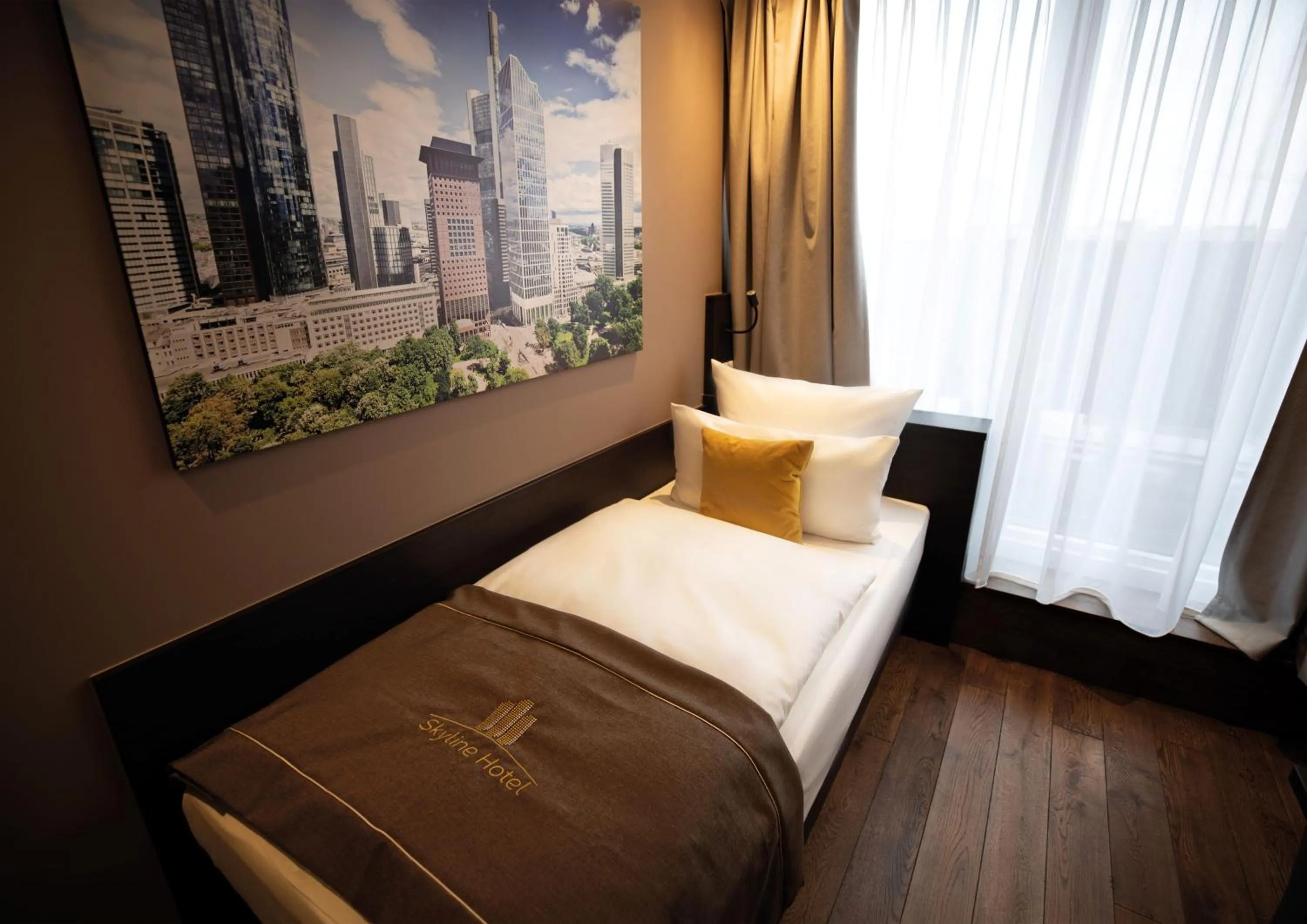 Photo of the whole room, Bed in Skyline Hotel City Frankfurt