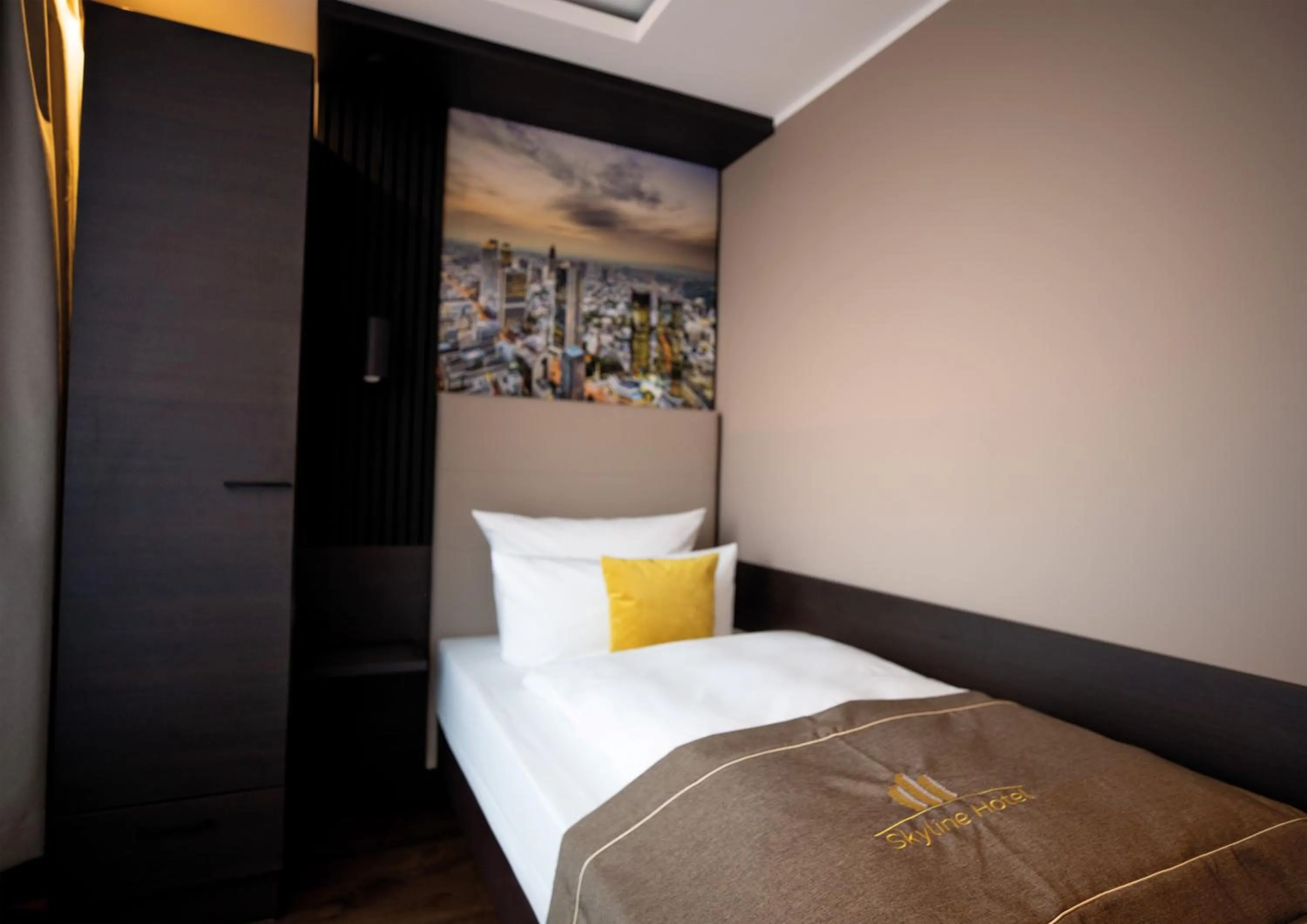 Bed in Skyline Hotel City Frankfurt