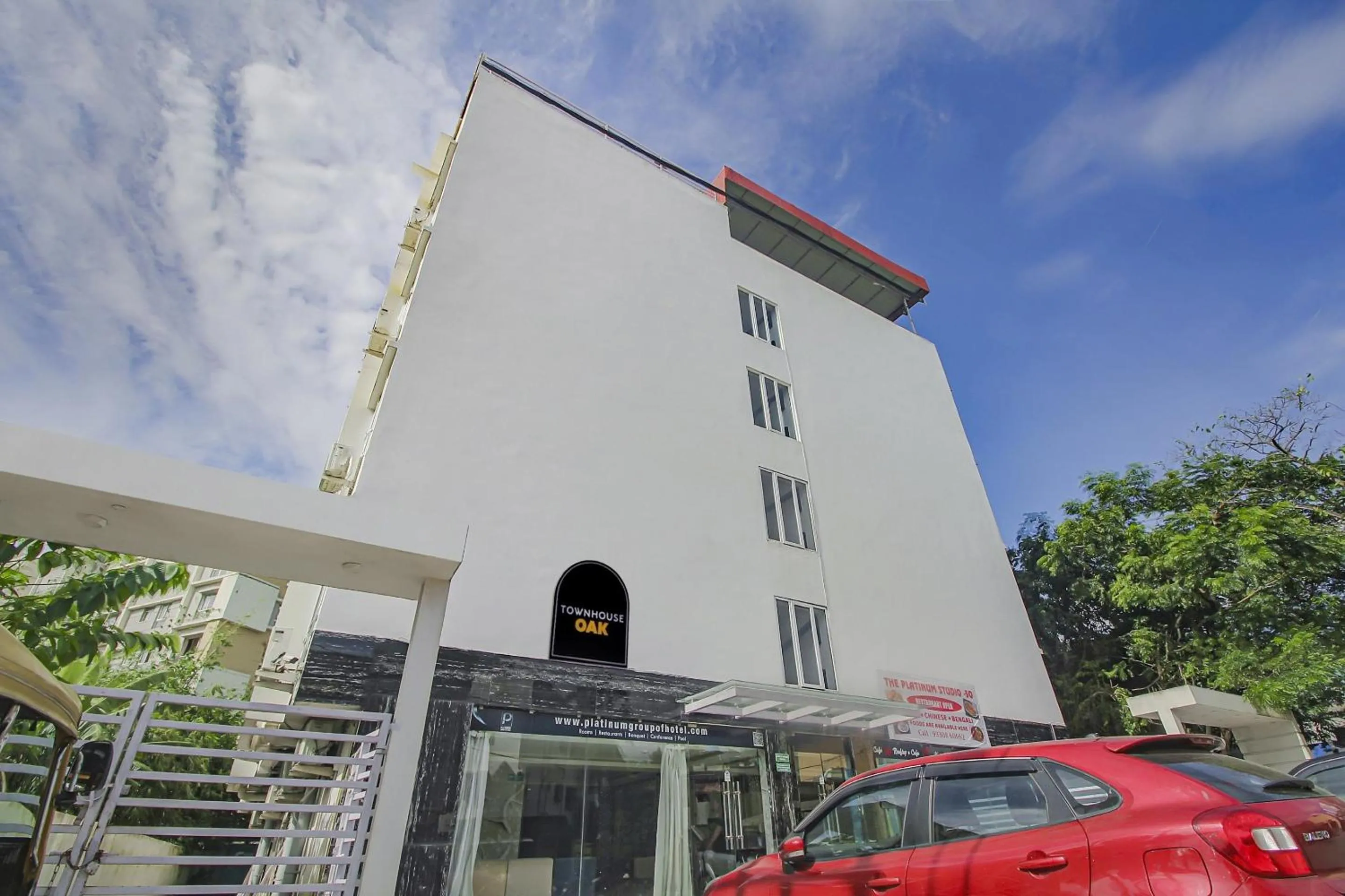 Property building in Super Townhouse OAK The Platinum Studio