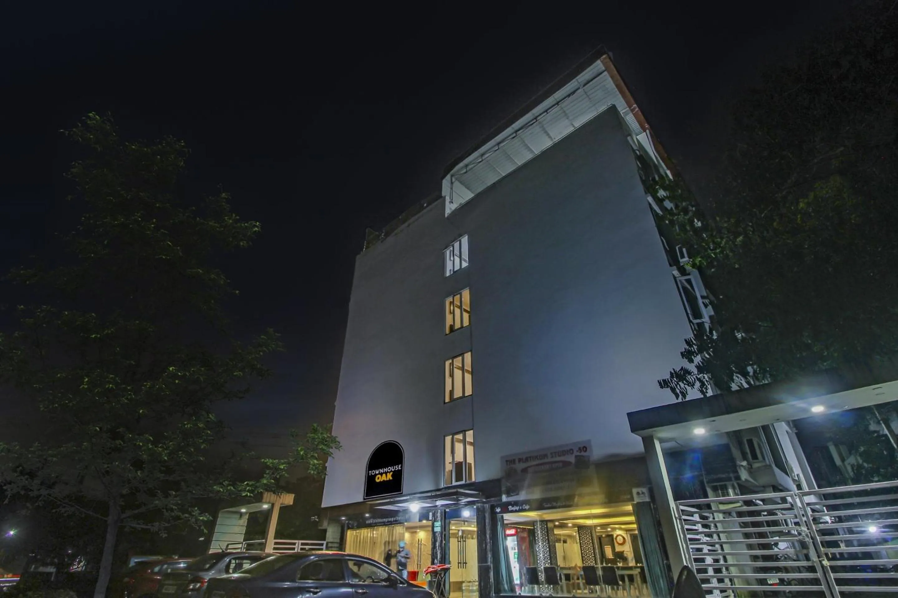 Property building in Super Townhouse OAK The Platinum Studio