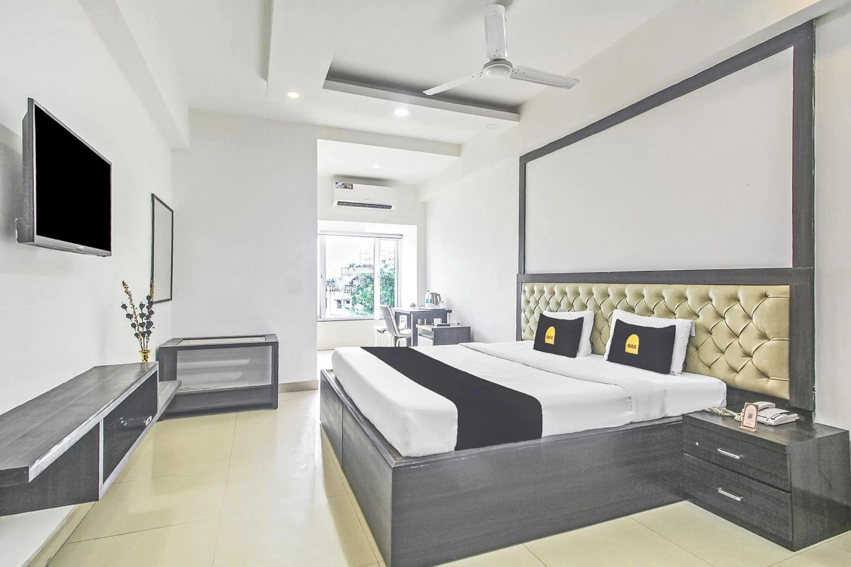 Living room, Bed in Super Townhouse OAK The Platinum Studio