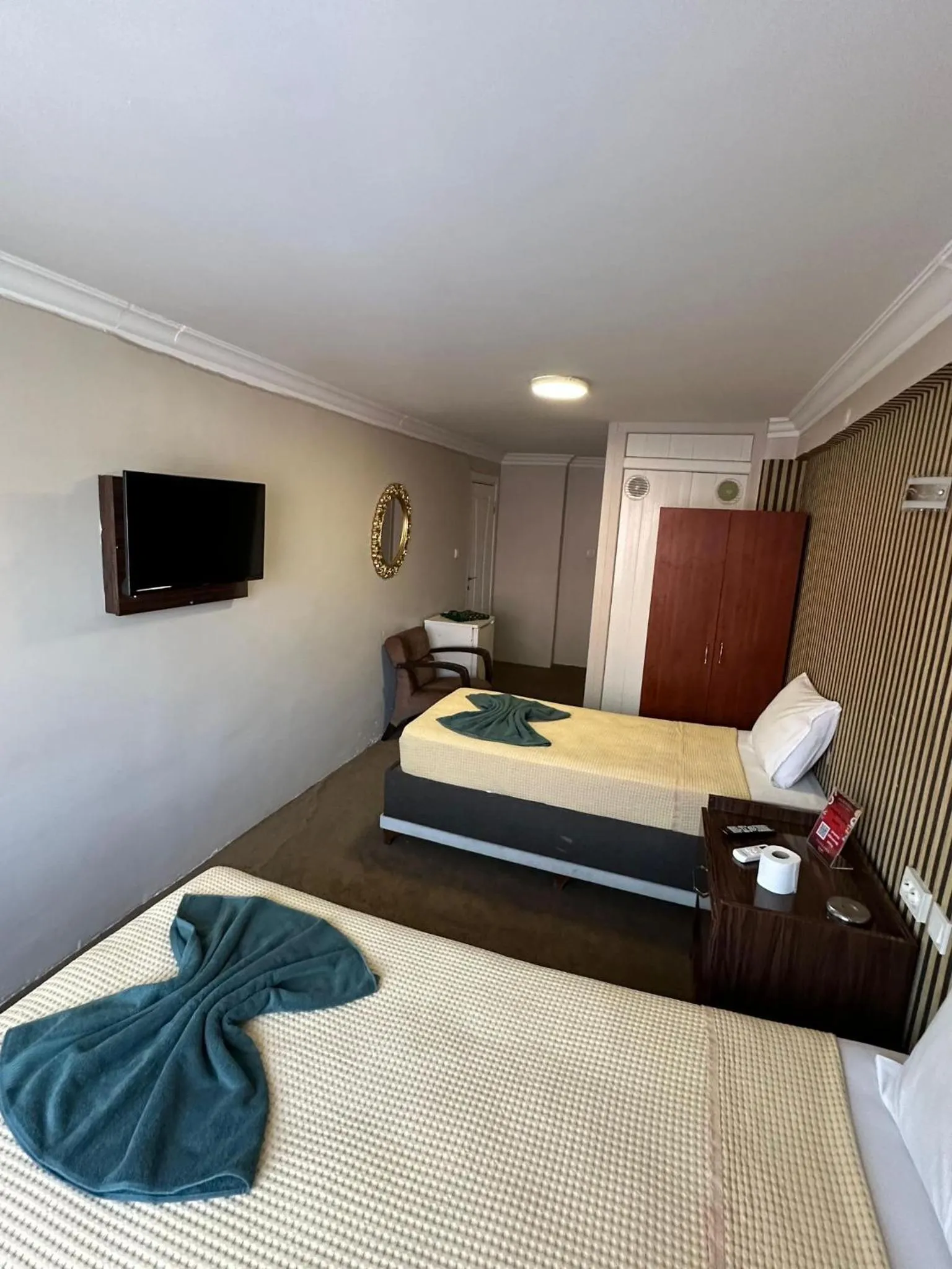 Communal lounge/ TV room, Bed in Hotel Metropol 1