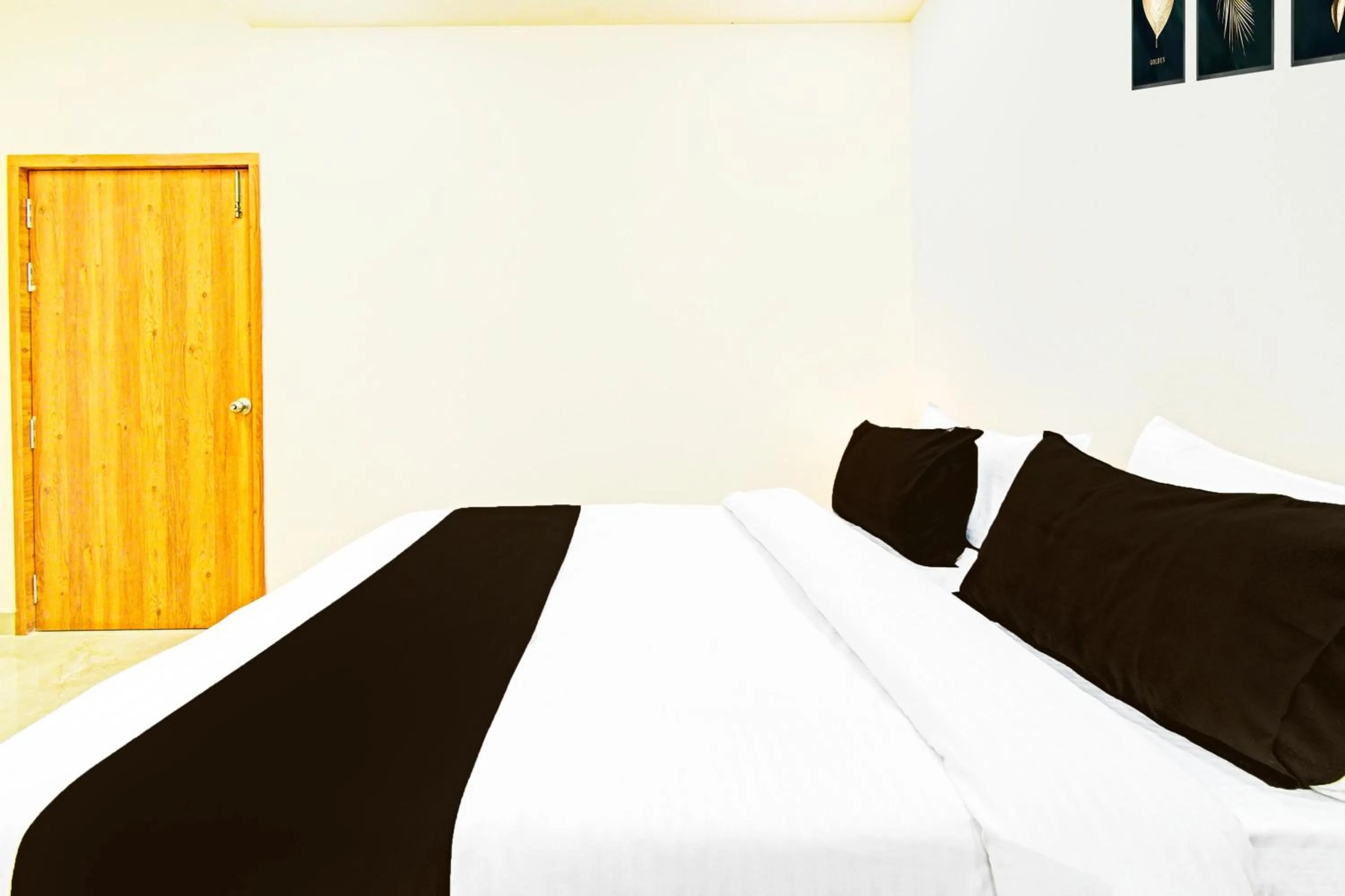 Bedroom, Bed in Super Townhouse Oak Kompally