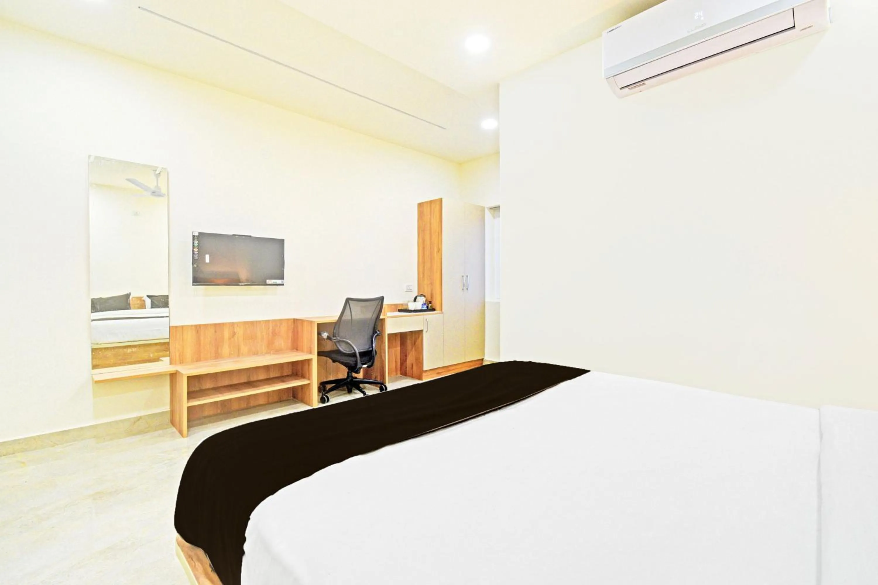 Bedroom, Bed in Super Townhouse Oak Kompally