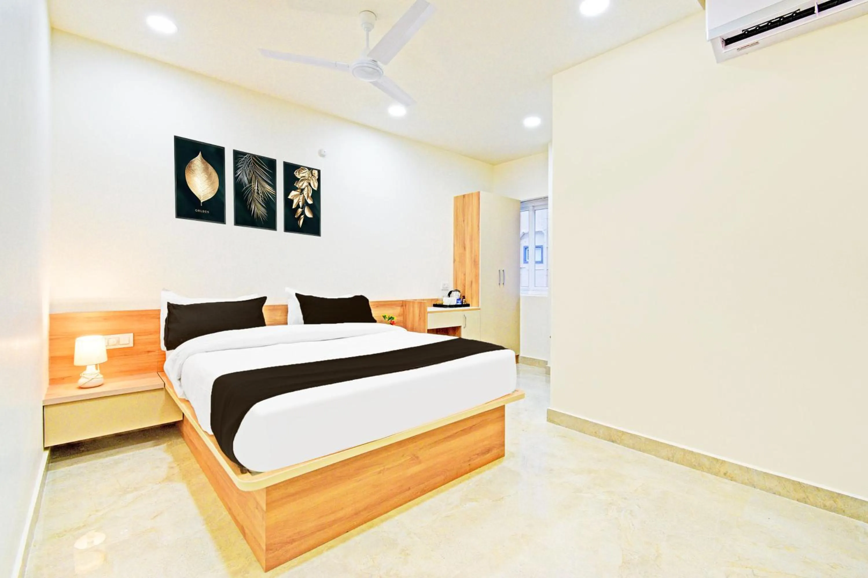 Bedroom, Bed in Super Townhouse Oak Kompally