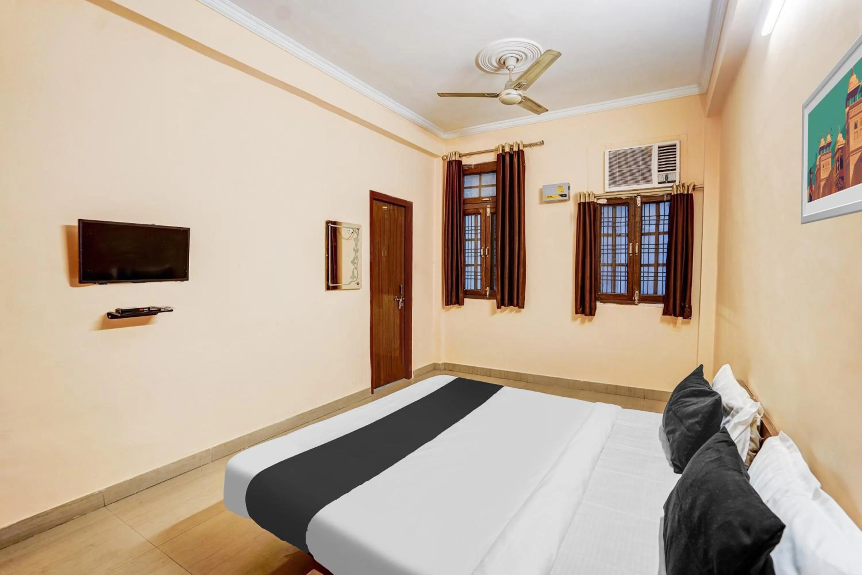 Bedroom, Bed in Super Hotel O Jankipuram Vikas Nagar