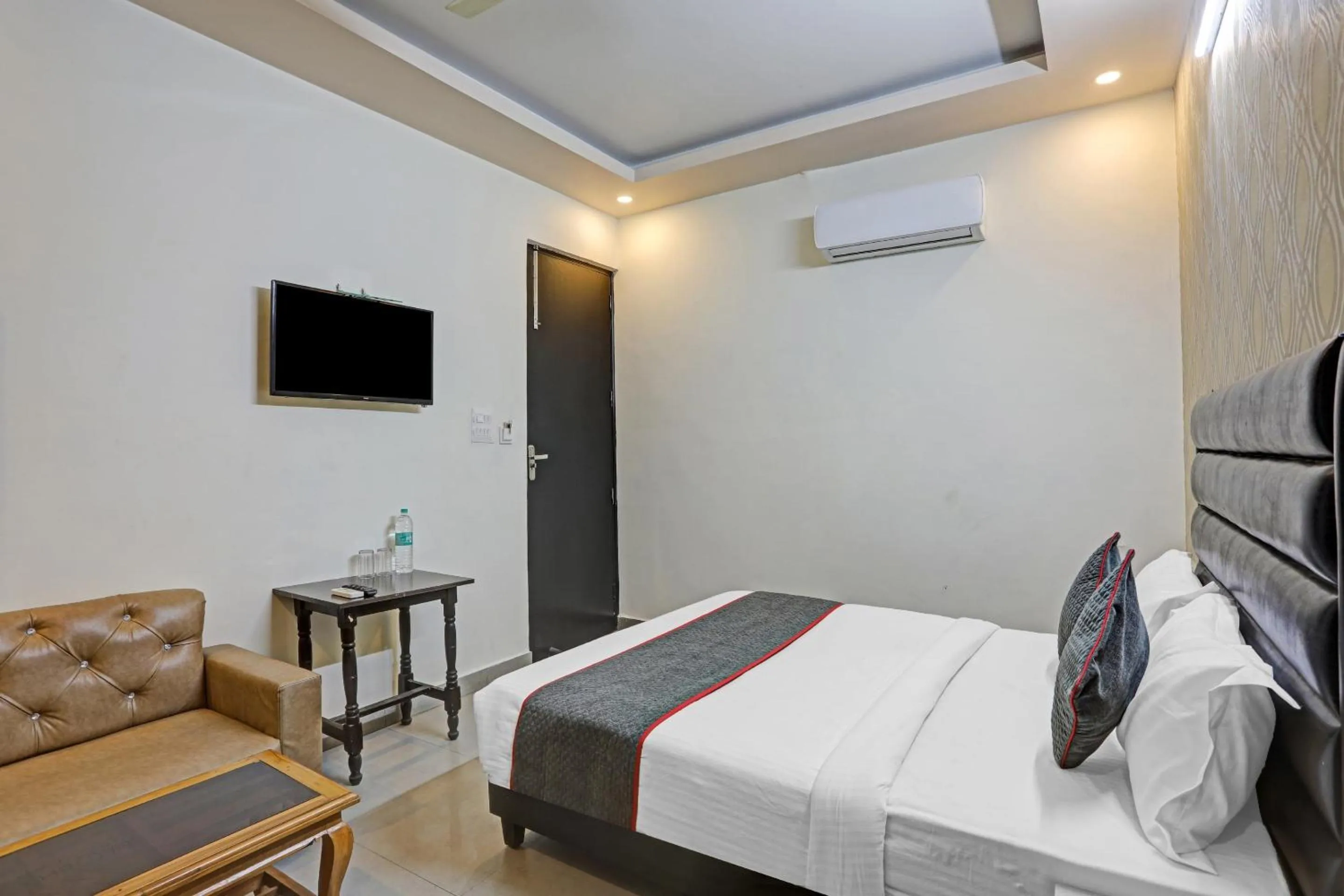 Bedroom, Bed in TOWNHOUSE THE HOTEL DIAMOND VASUNDHARA