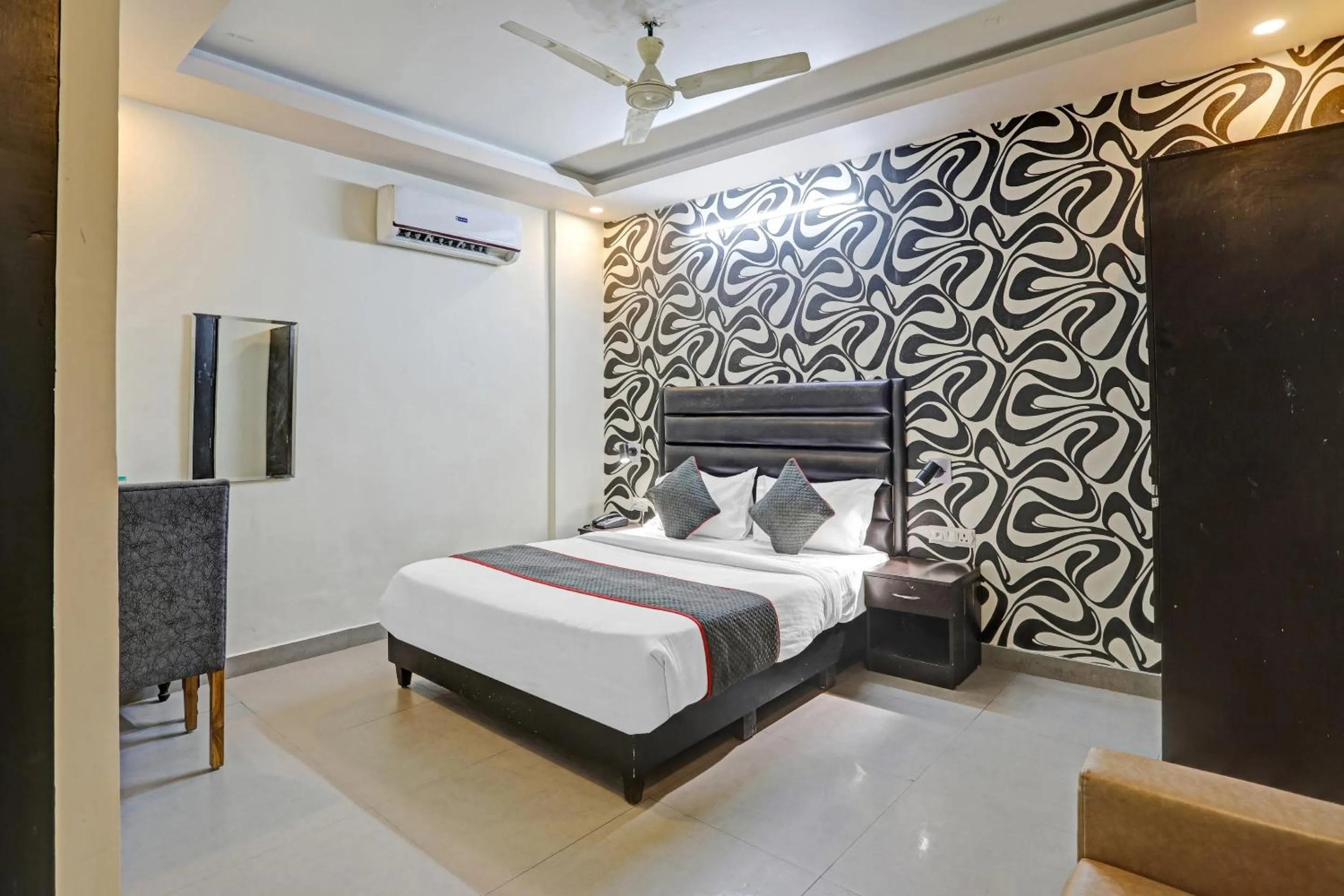 Photo of the whole room, Bed in TOWNHOUSE THE HOTEL DIAMOND VASUNDHARA