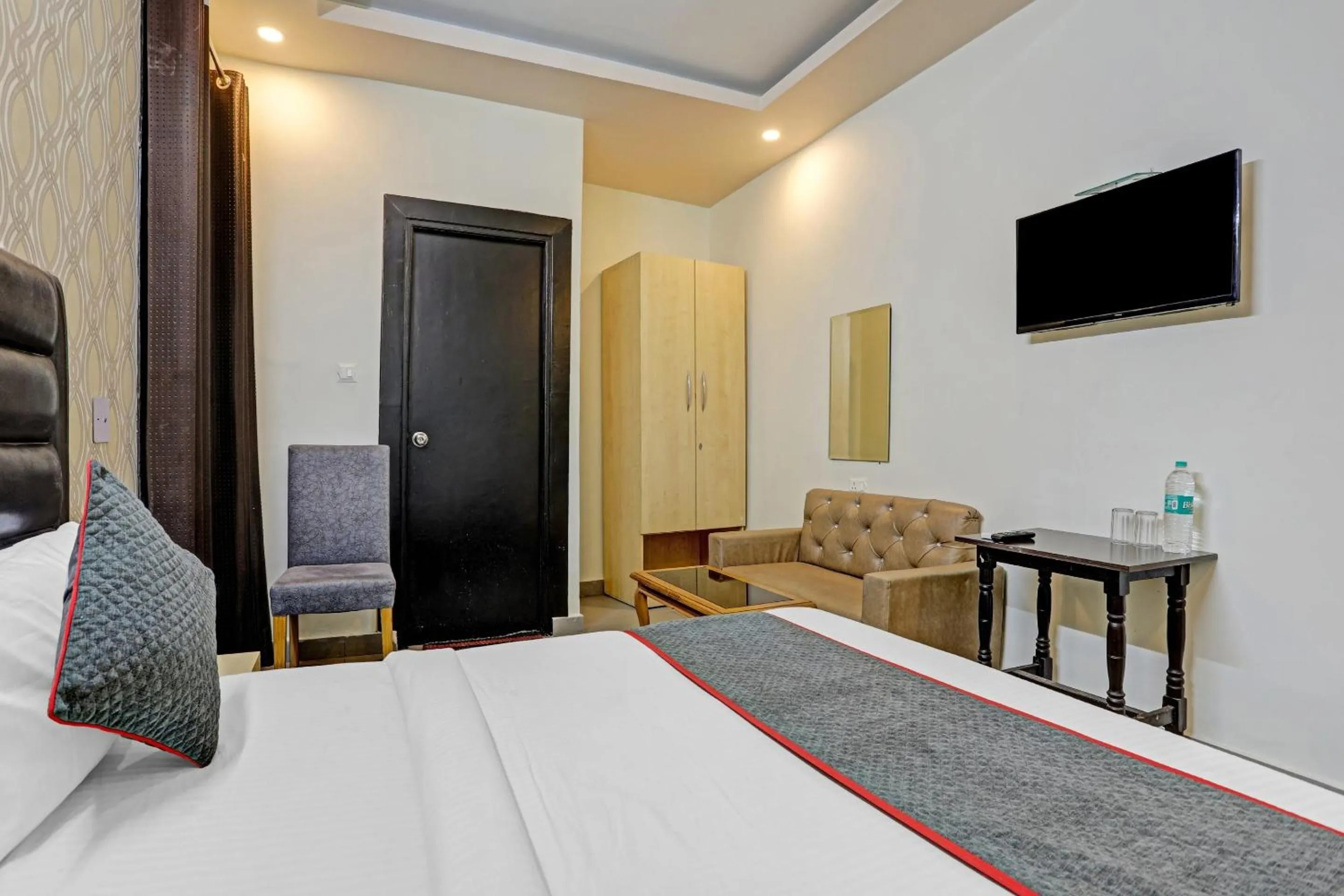 Bed in TOWNHOUSE THE HOTEL DIAMOND VASUNDHARA