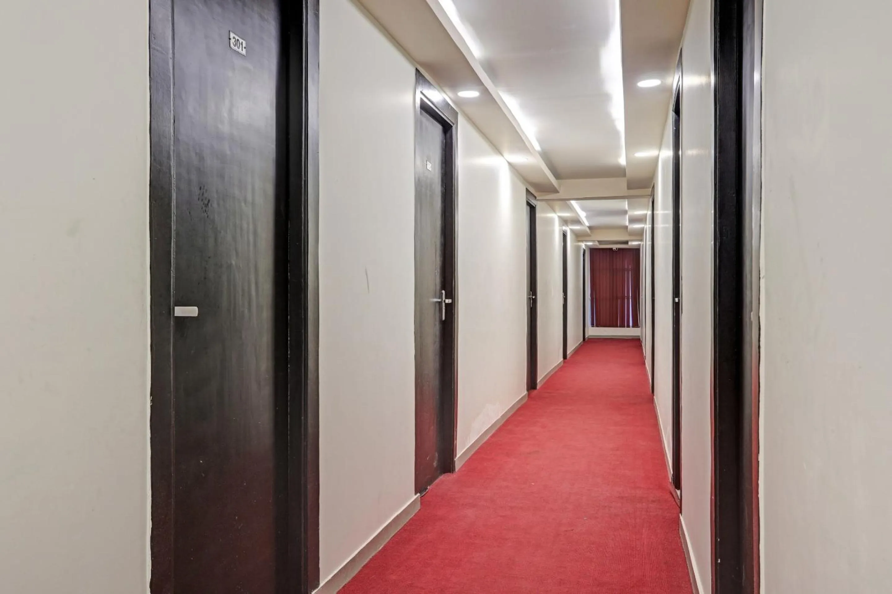 Lobby or reception in TOWNHOUSE THE HOTEL DIAMOND VASUNDHARA