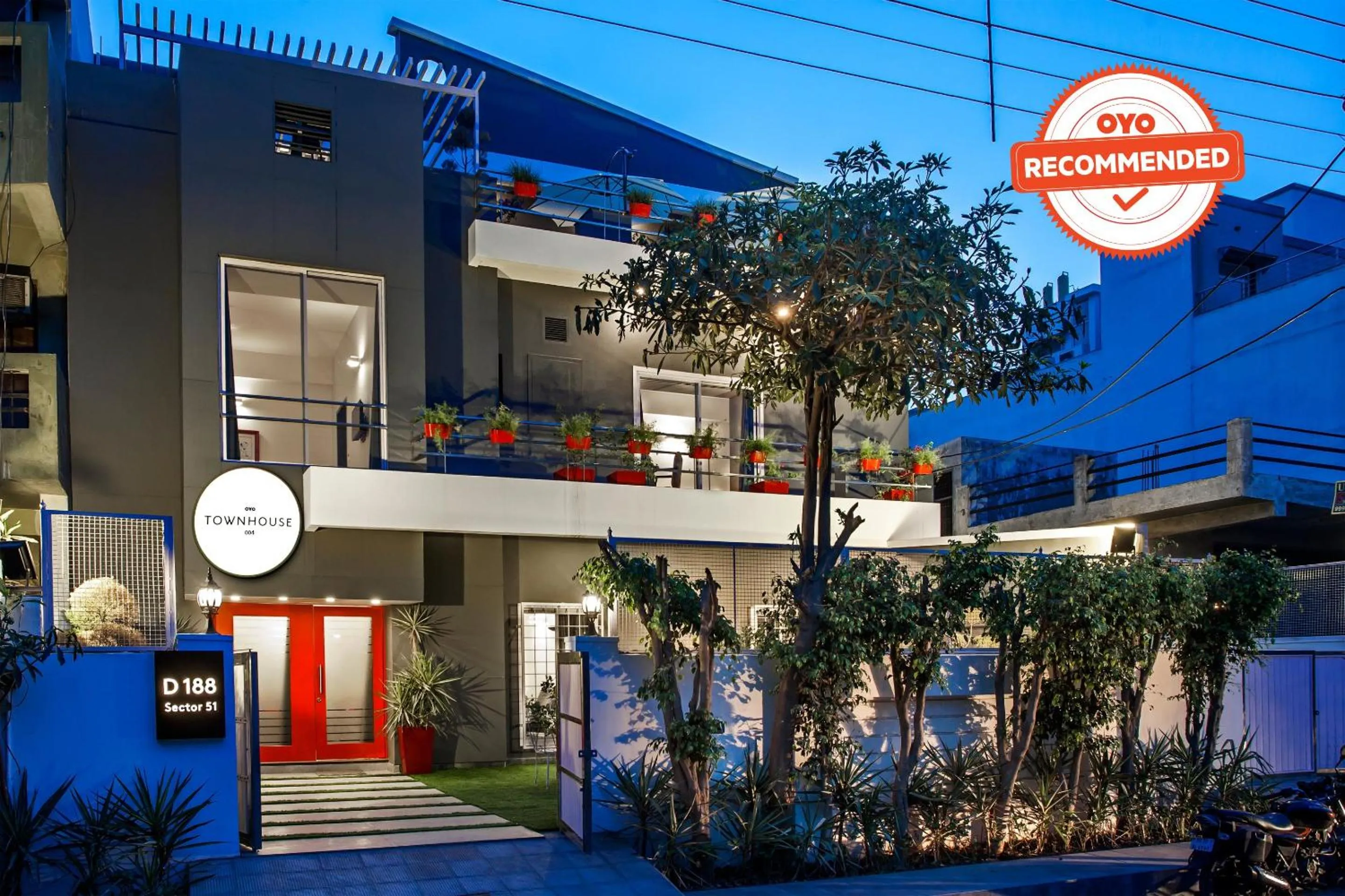 Facade/entrance in Townhouse 004 Noida