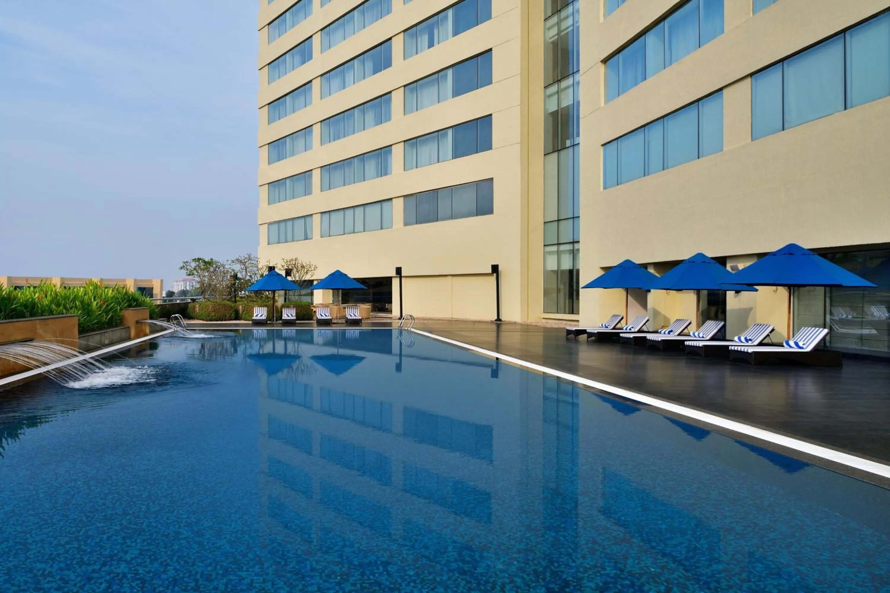 Swimming pool in Kochi Marriott Hotel