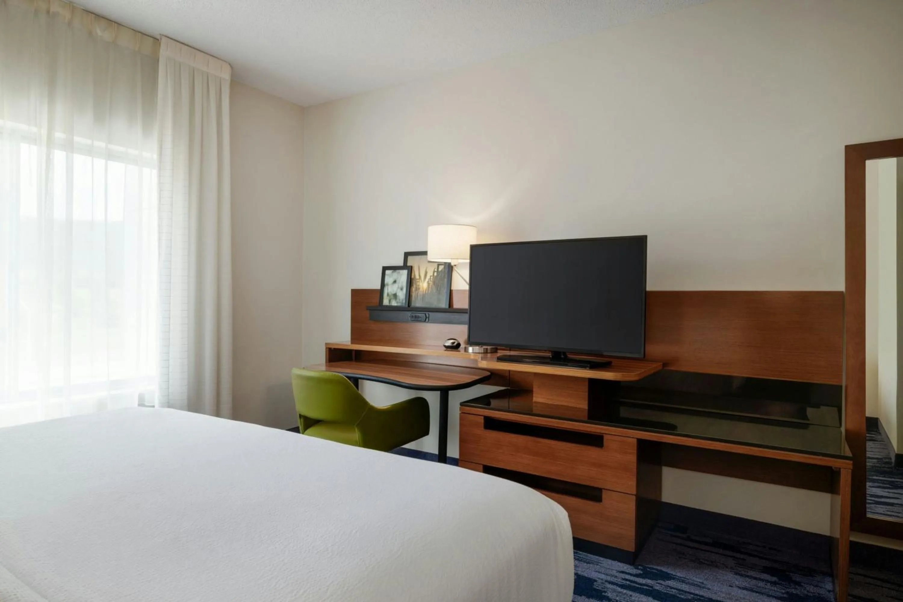 Photo of the whole room, Bed in Fairfield Inn & Suites by Marriott Bristol