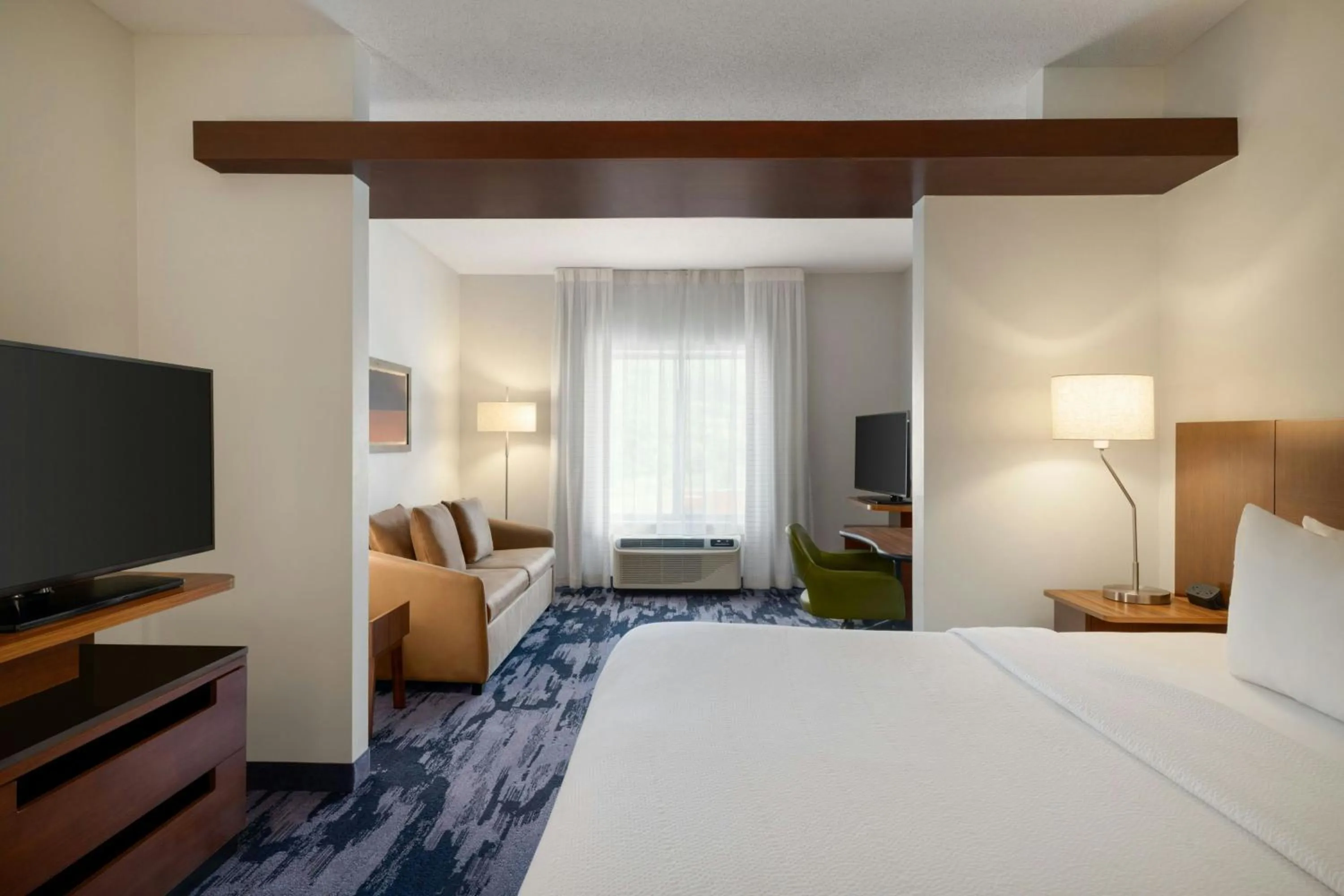 Photo of the whole room, Bed in Fairfield Inn & Suites by Marriott Bristol