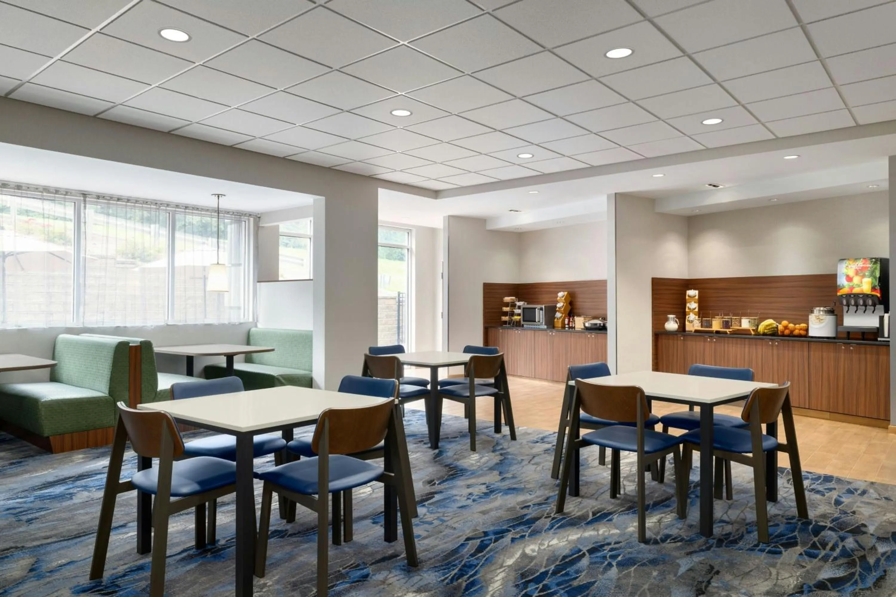 Breakfast in Fairfield Inn & Suites by Marriott Bristol