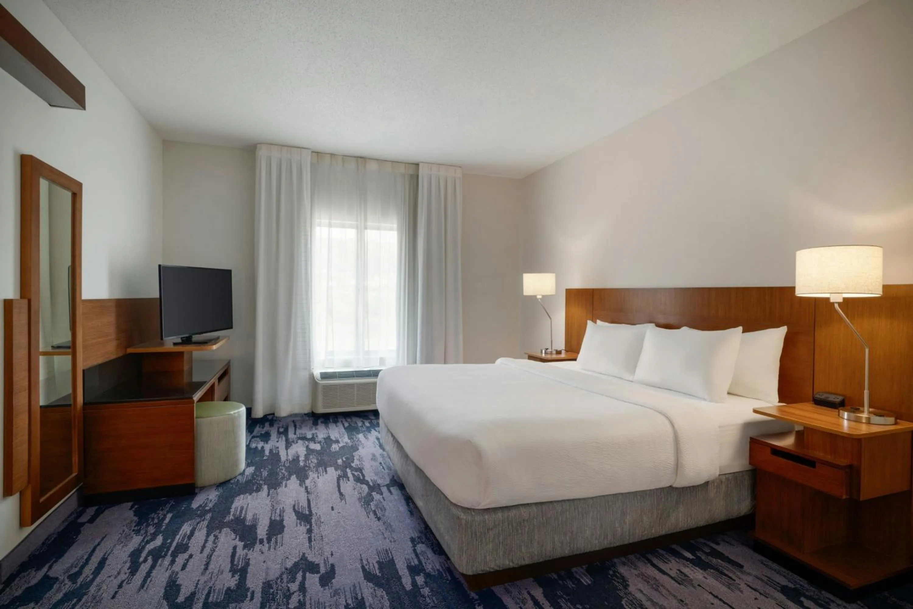 Photo of the whole room, Bed in Fairfield Inn & Suites by Marriott Bristol