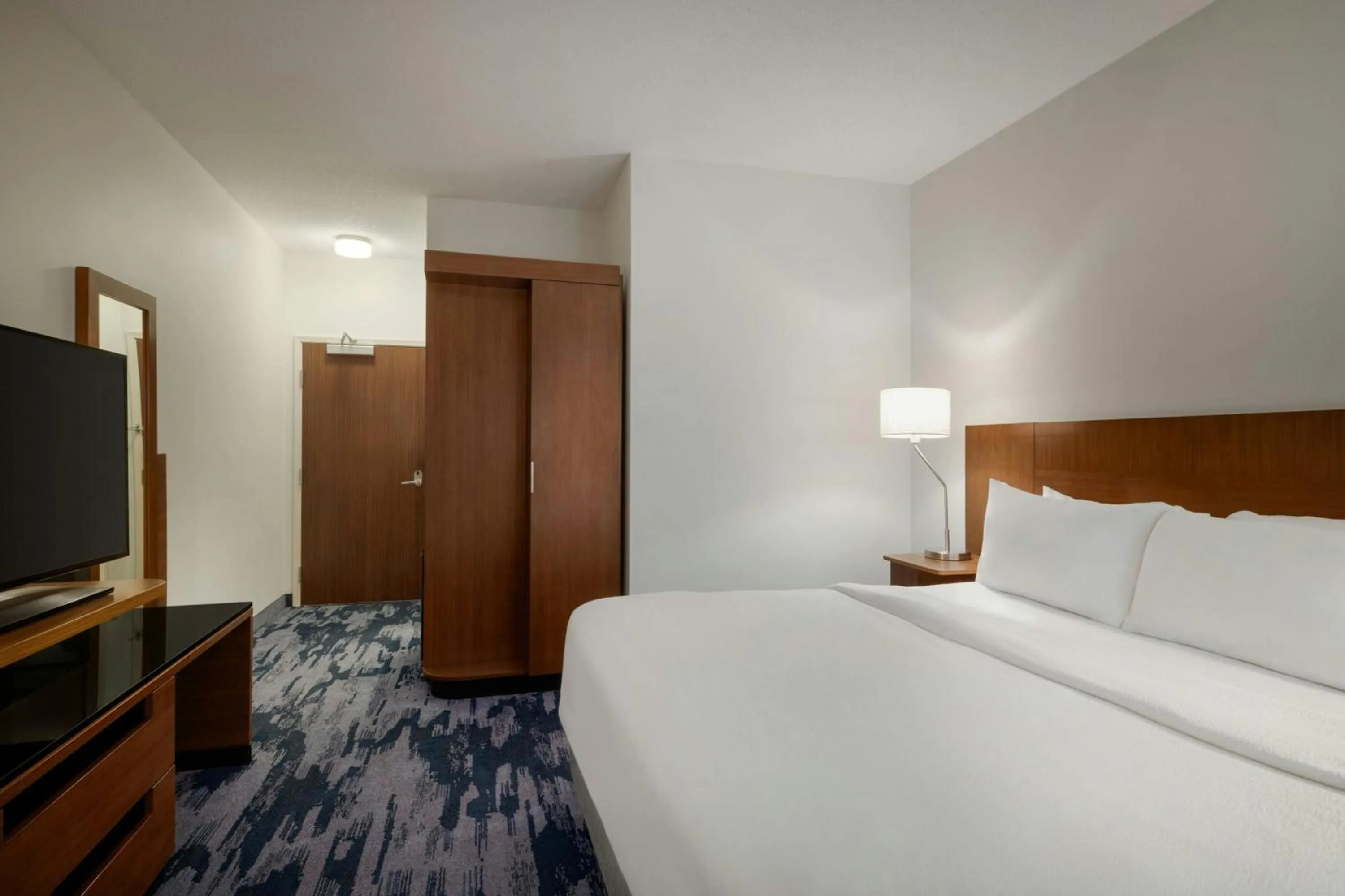 Photo of the whole room, Bed in Fairfield Inn & Suites by Marriott Bristol