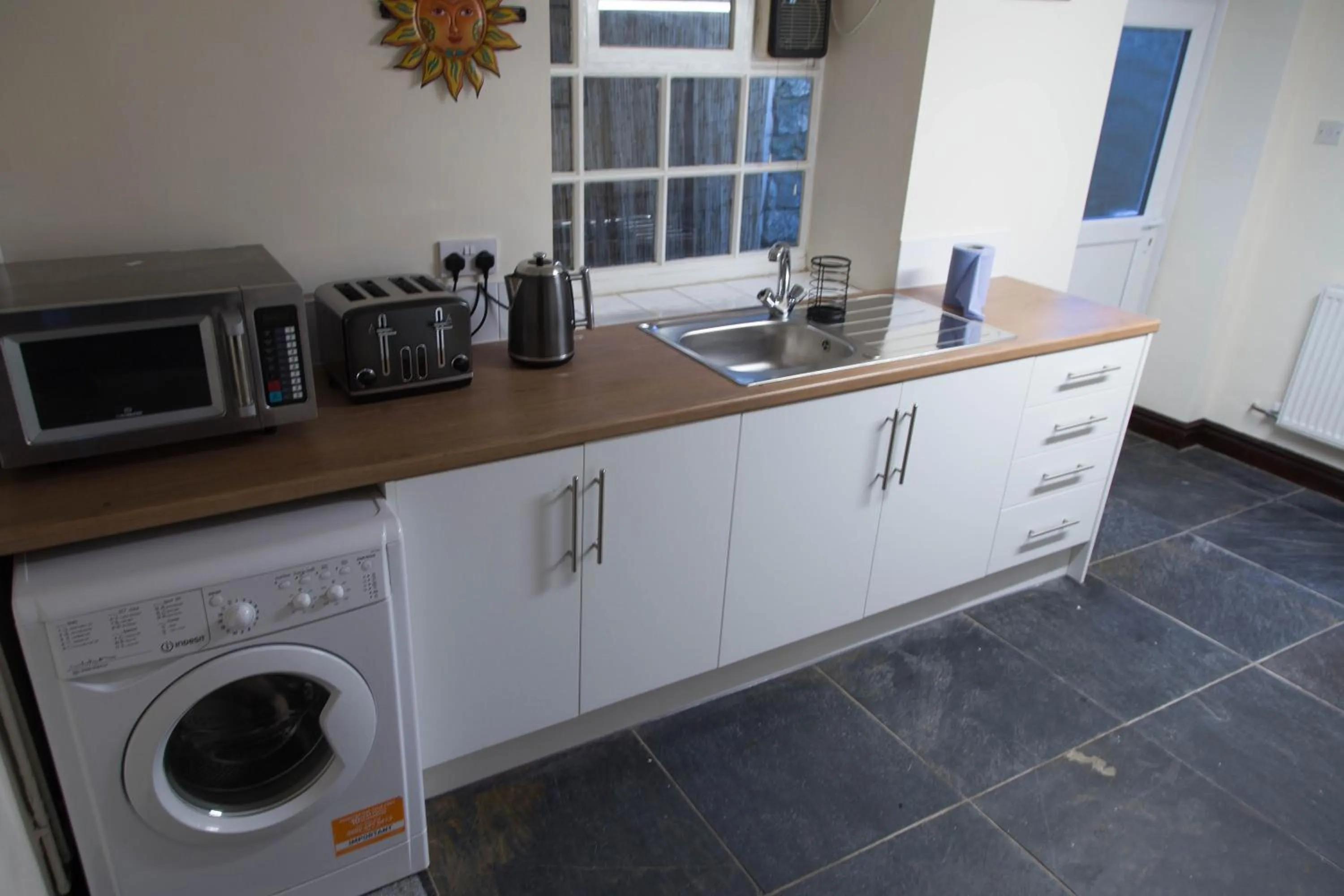 Kitchen or kitchenette in The Thatched Cottage Inn