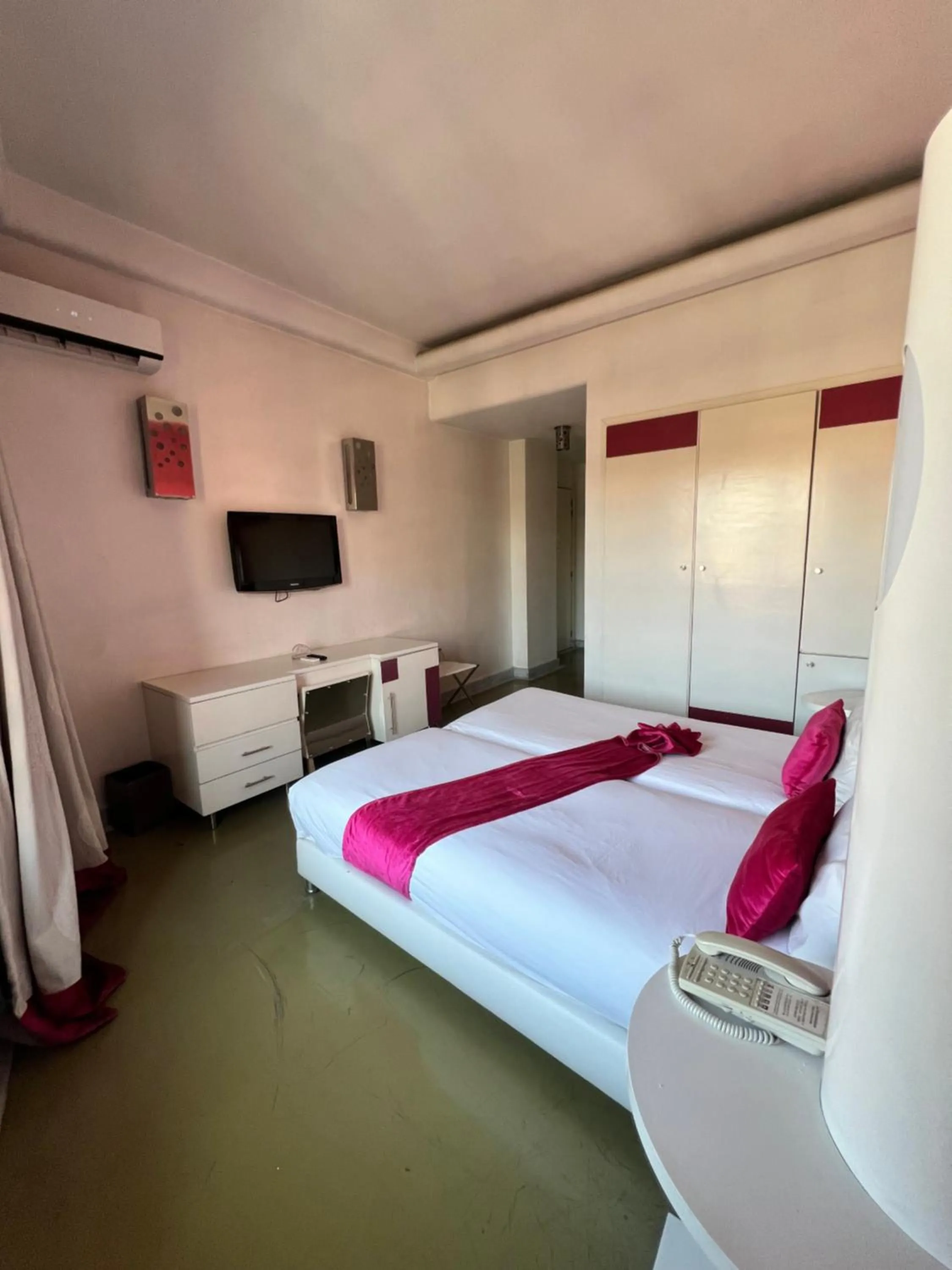 Communal lounge/ TV room, Bed in La Renaissance hôtel Marrakech