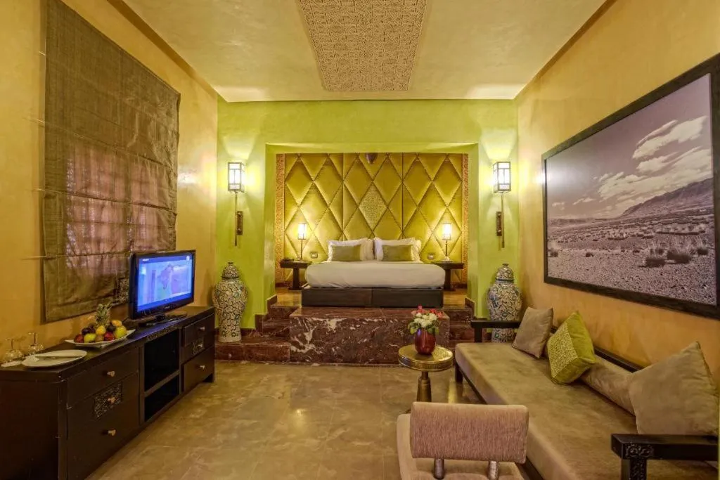 Communal lounge/ TV room, Bed in La Renaissance hôtel Marrakech