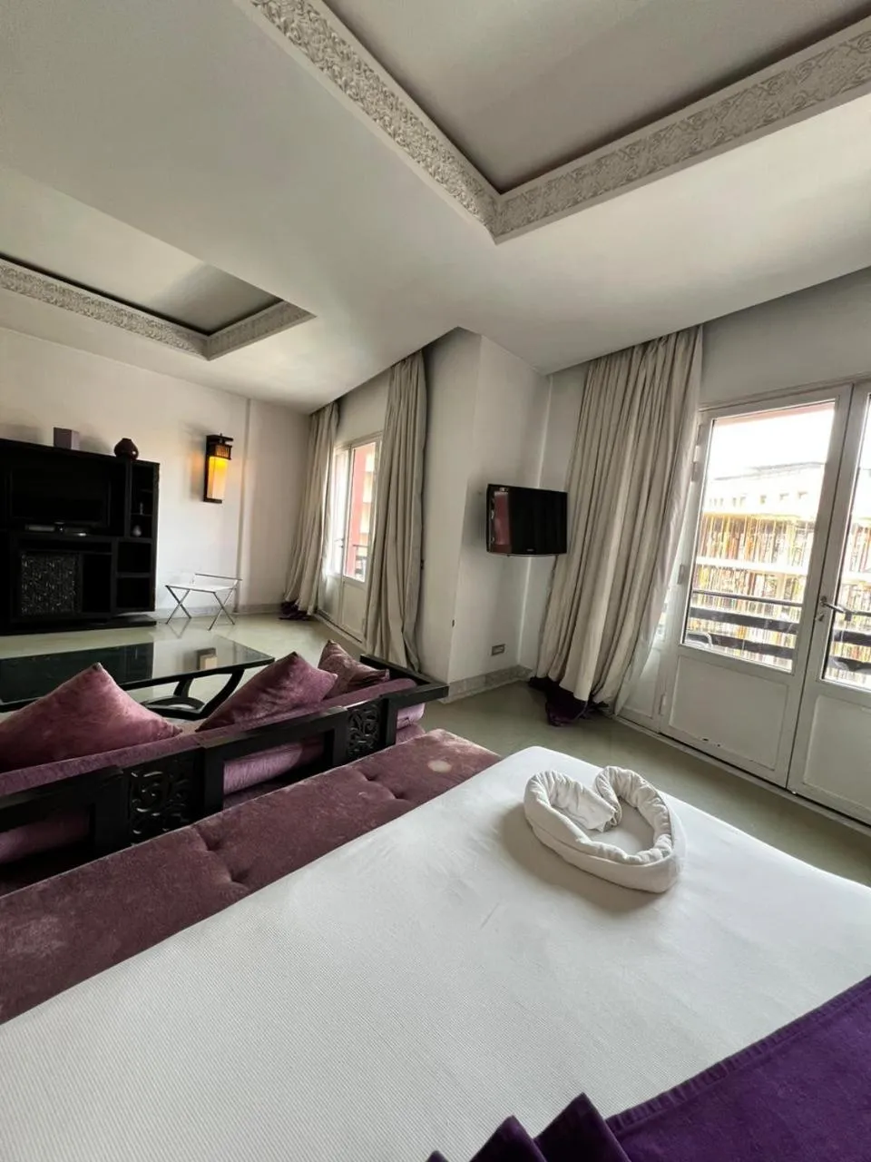 Communal lounge/ TV room, Bed in La Renaissance hôtel Marrakech