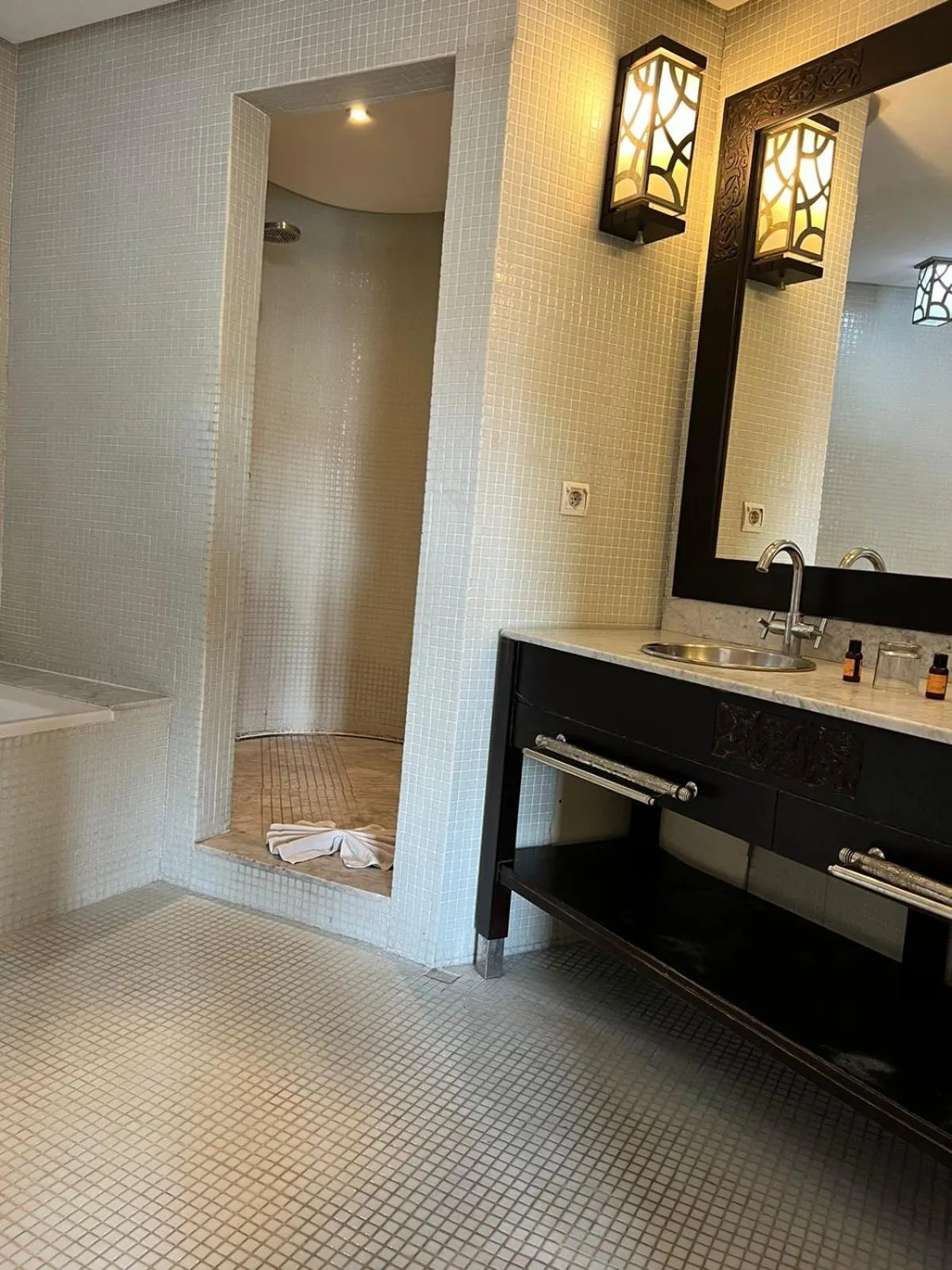 Shower in La Renaissance hôtel Marrakech