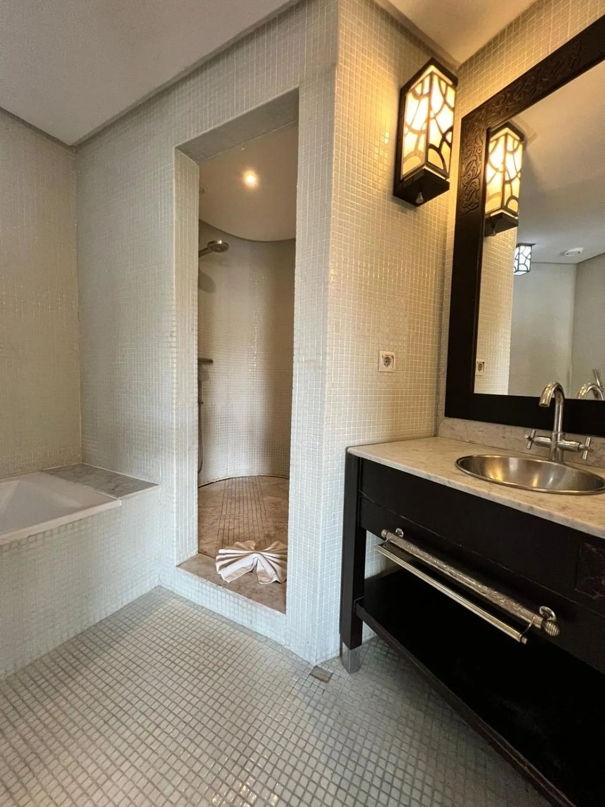 Bathroom, Bed in La Renaissance hôtel Marrakech