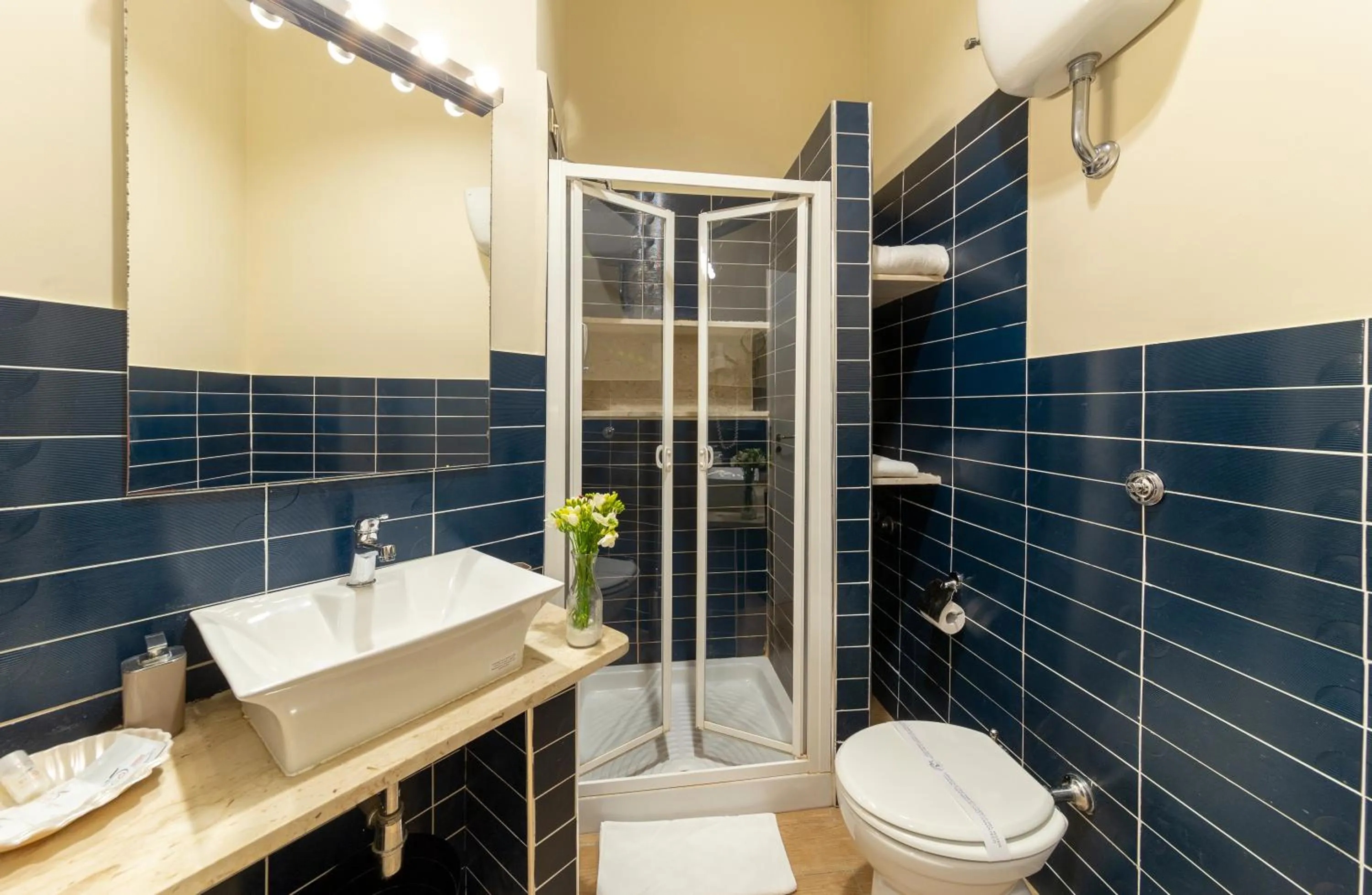 Shower in Il Ventre Di Napoli " Costantinopoli"