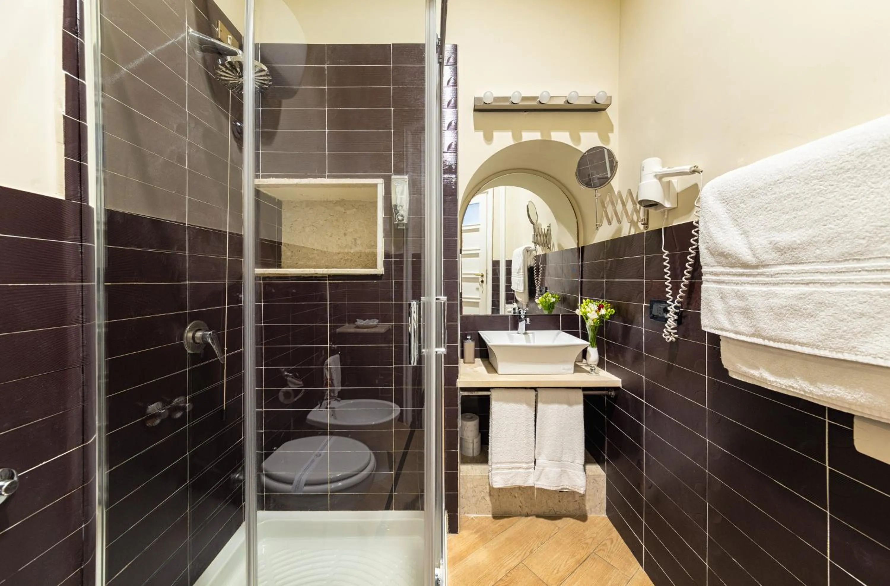 Shower in Il Ventre Di Napoli " Costantinopoli"