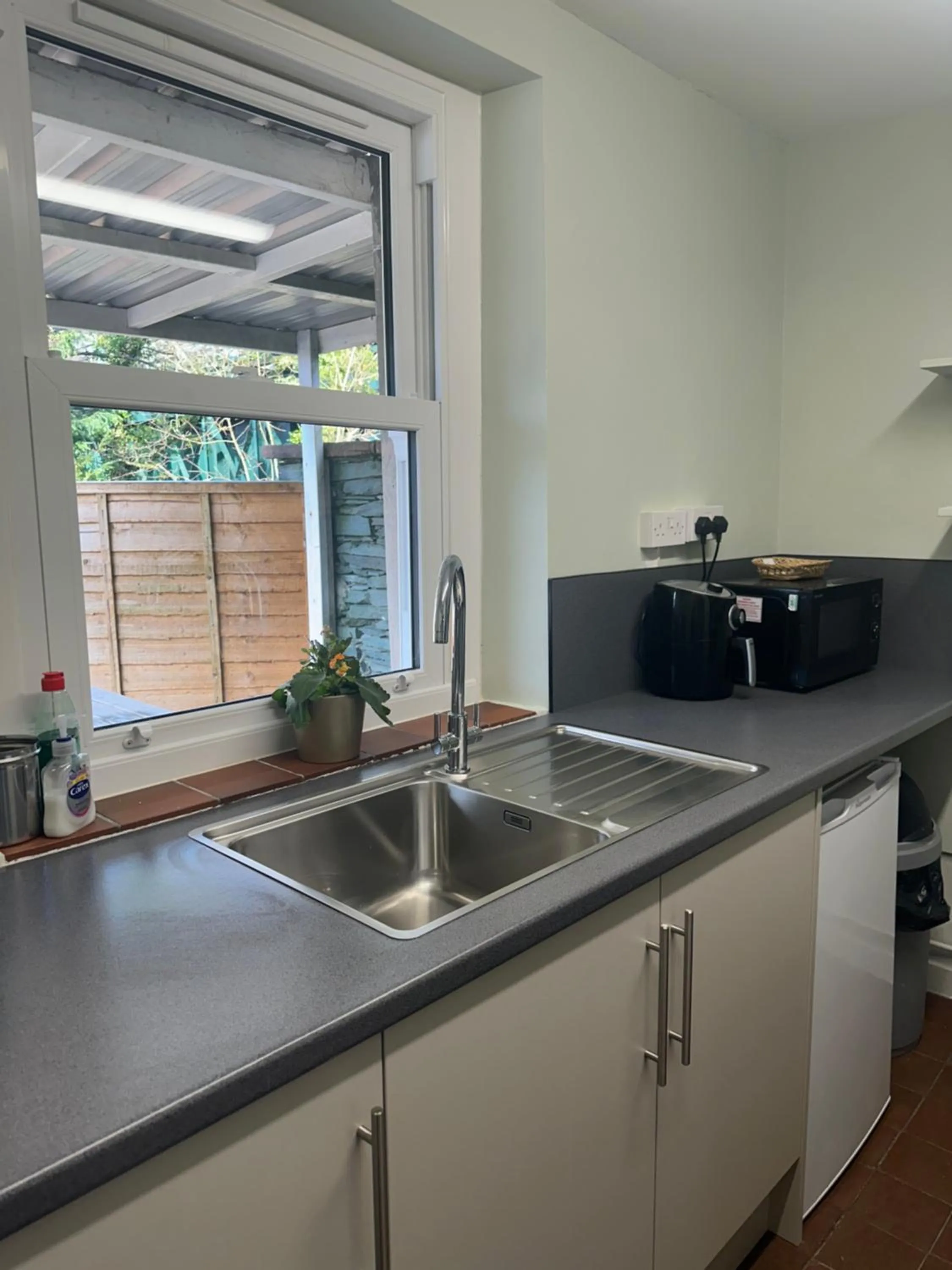 Kitchen or kitchenette in Denton House Hostel