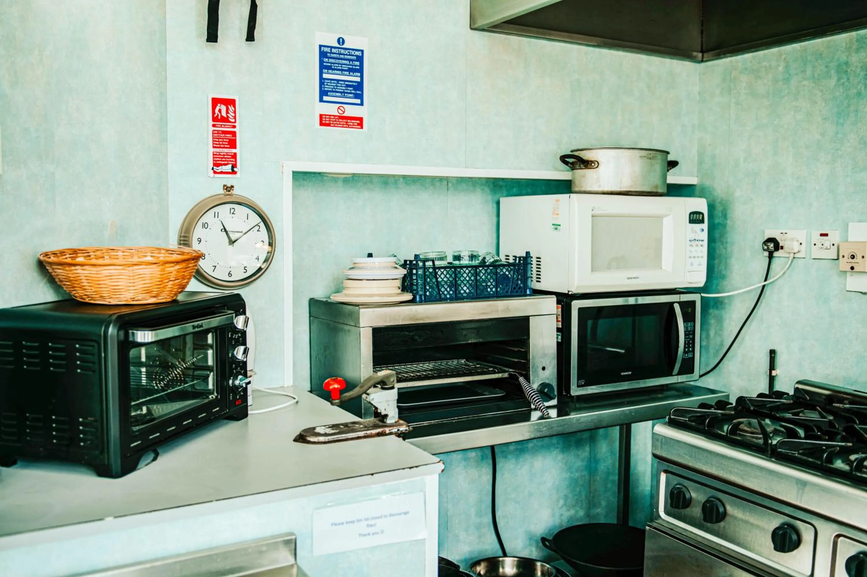 Kitchen or kitchenette in Denton House Hostel