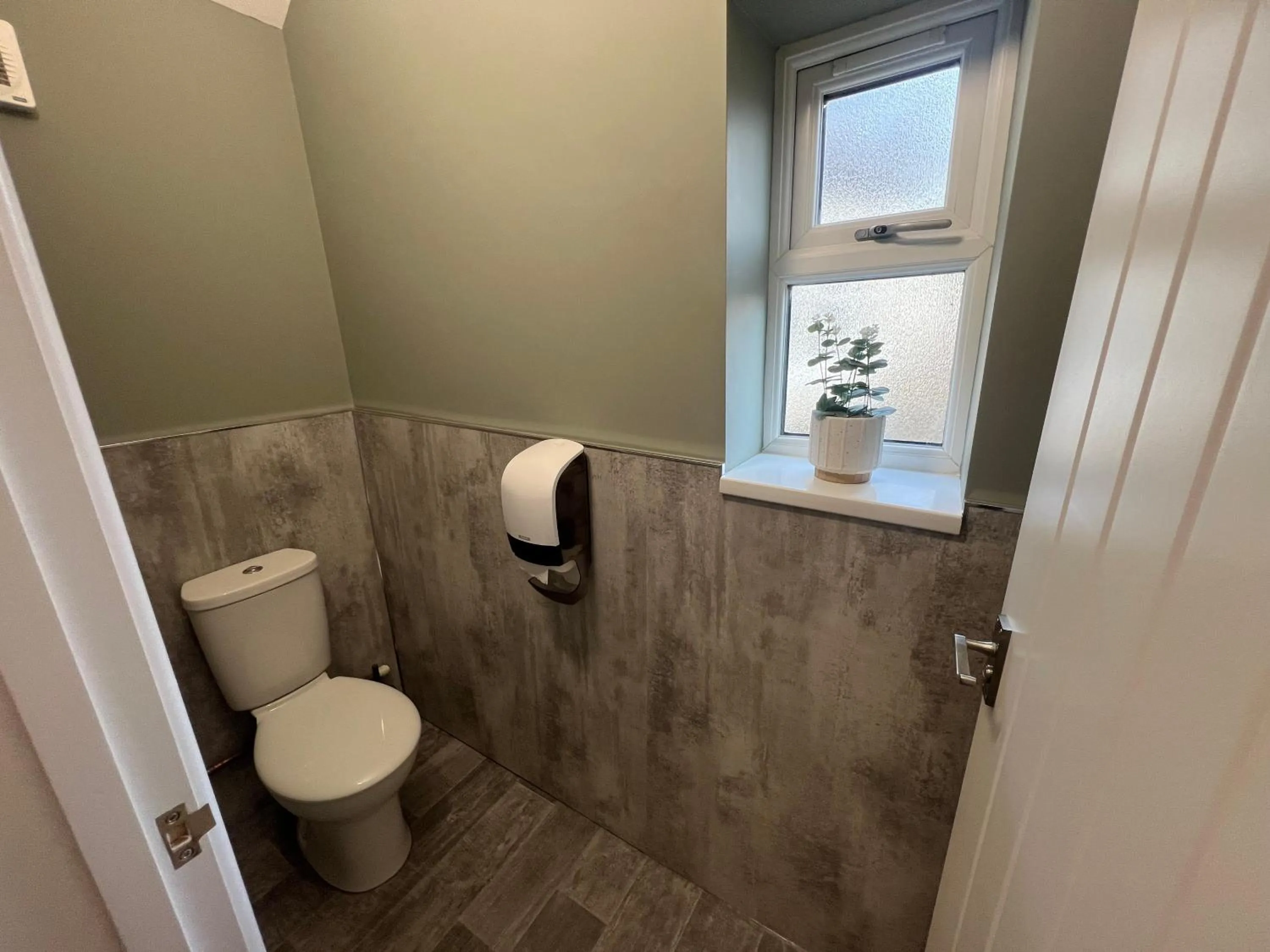 Toilet in Denton House Hostel