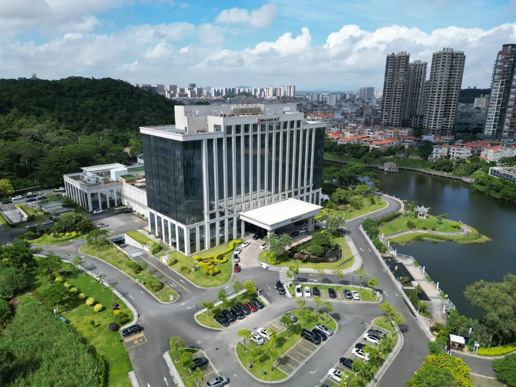 Property building in HUALUXE Yangjiang City Center