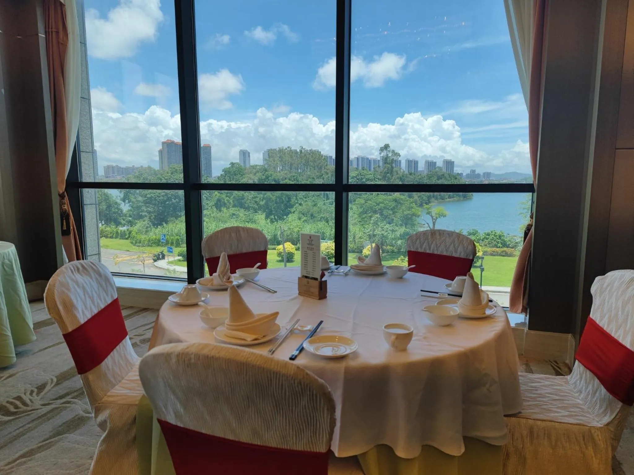 Restaurant/places to eat in HUALUXE Yangjiang City Center