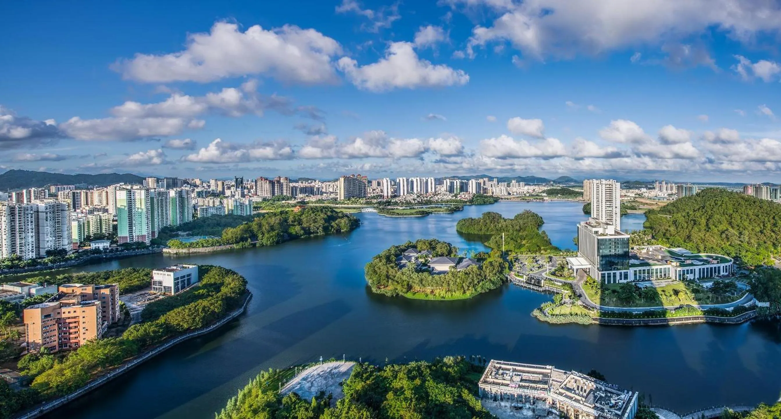 Lake view in HUALUXE Yangjiang City Center