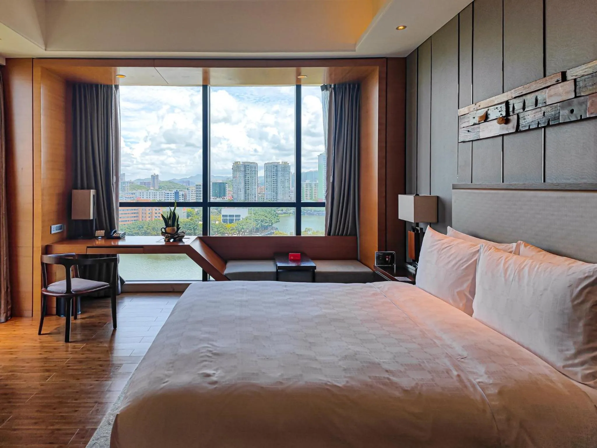 Photo of the whole room, Bed in HUALUXE Yangjiang City Center