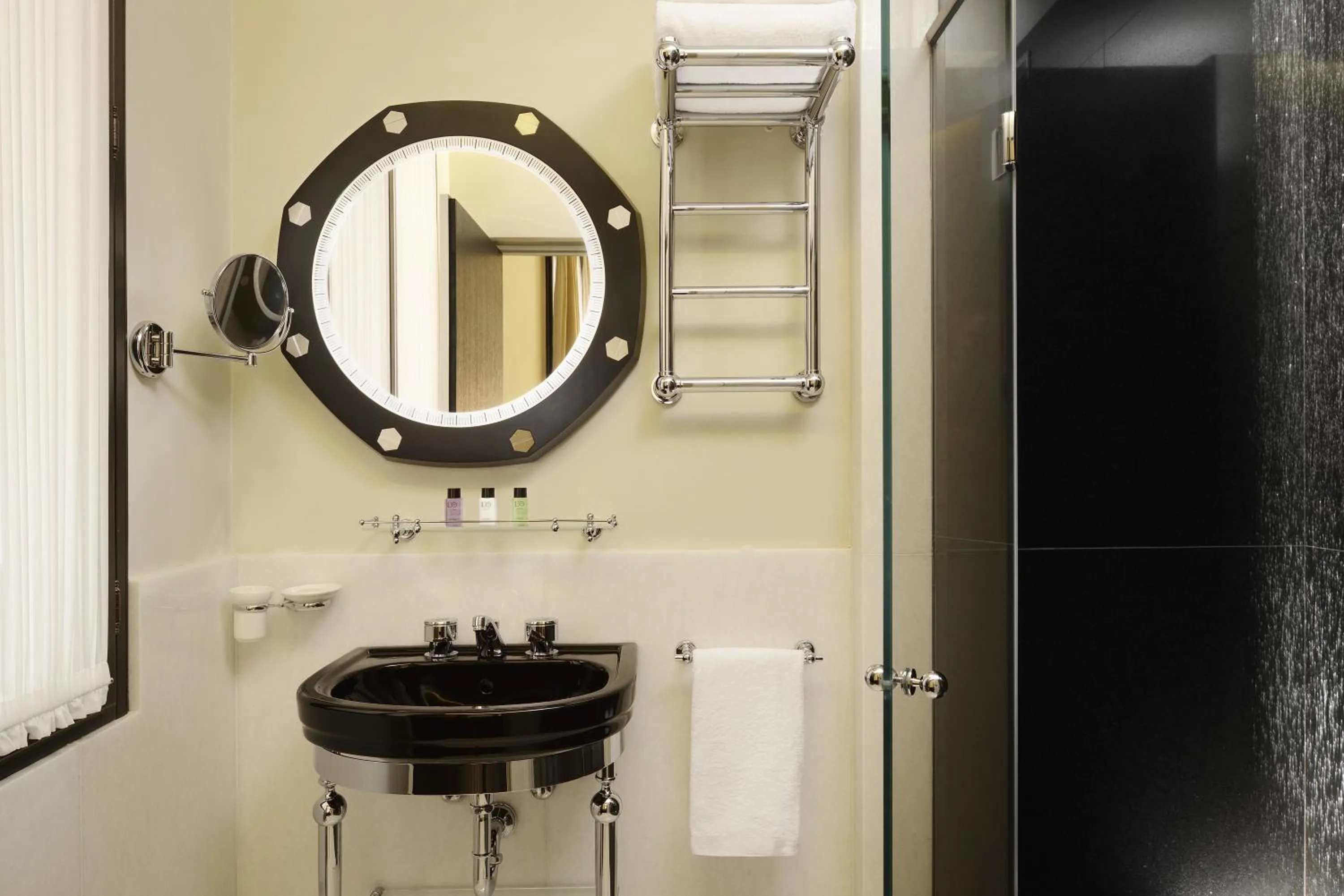 Bathroom in Hotel L'Orologio Venezia - WTB Hotels