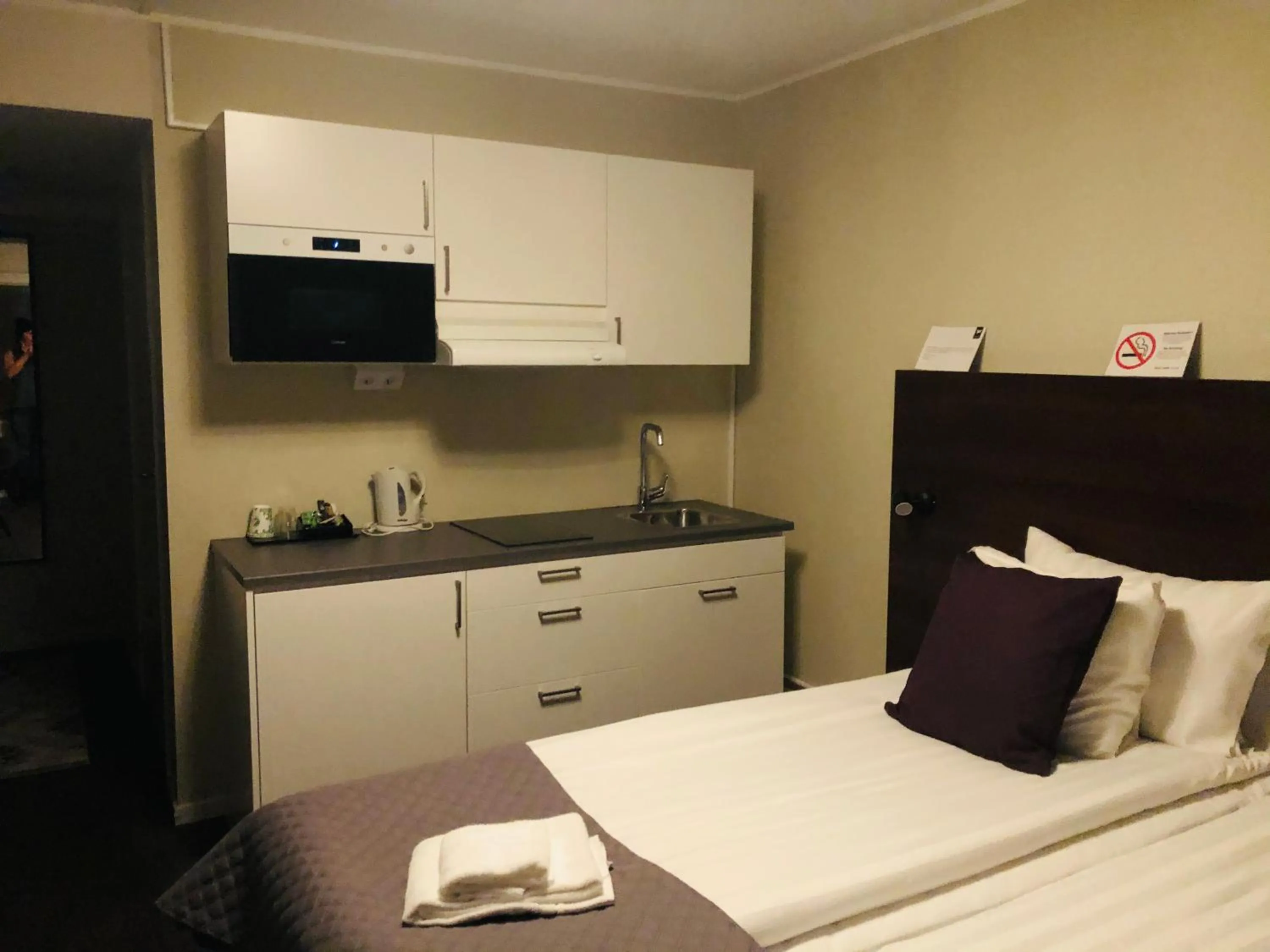 Kitchen or kitchenette, Bed in Best Western Hotel Solna