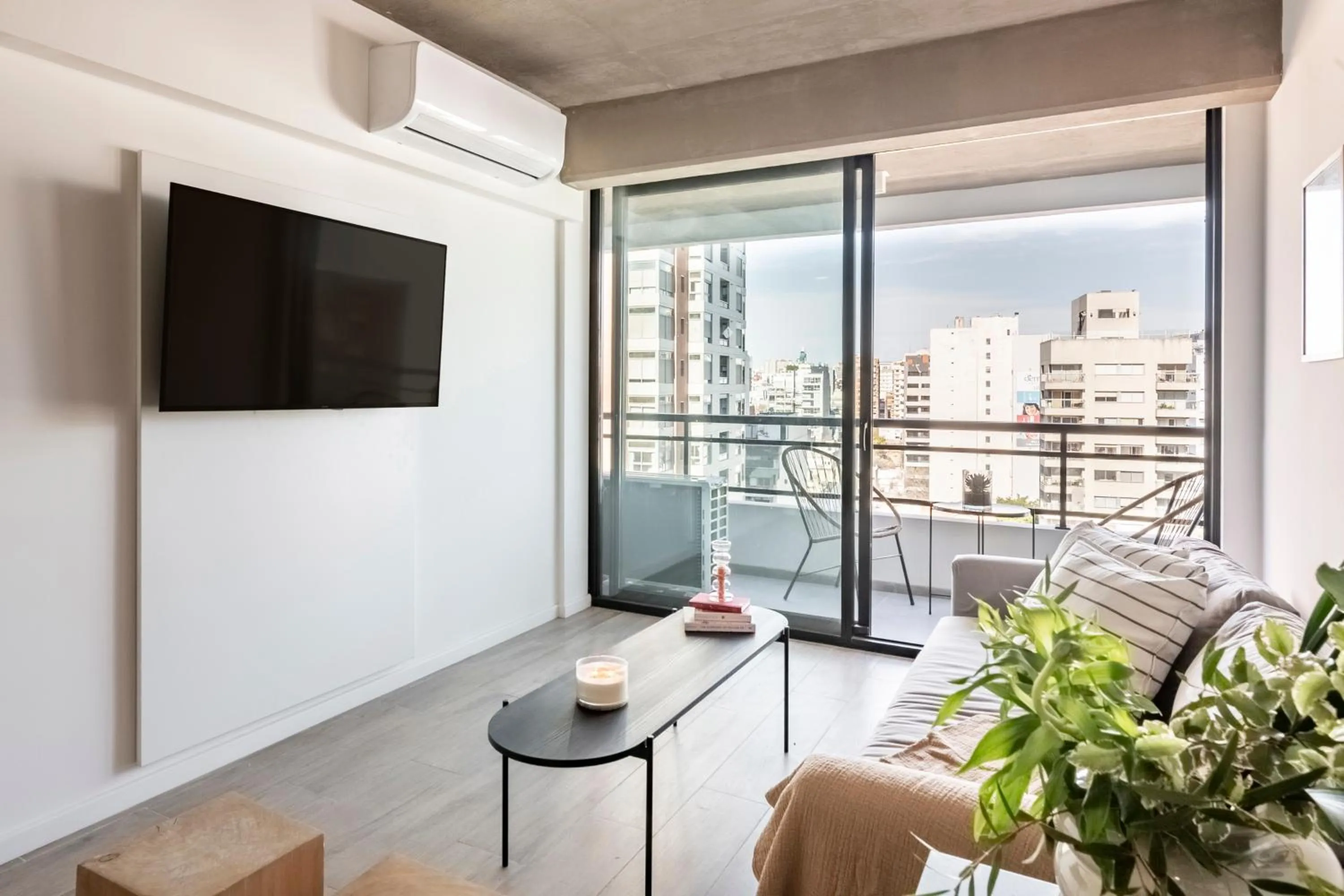 Communal lounge/ TV room in Top Rentals Nuñez